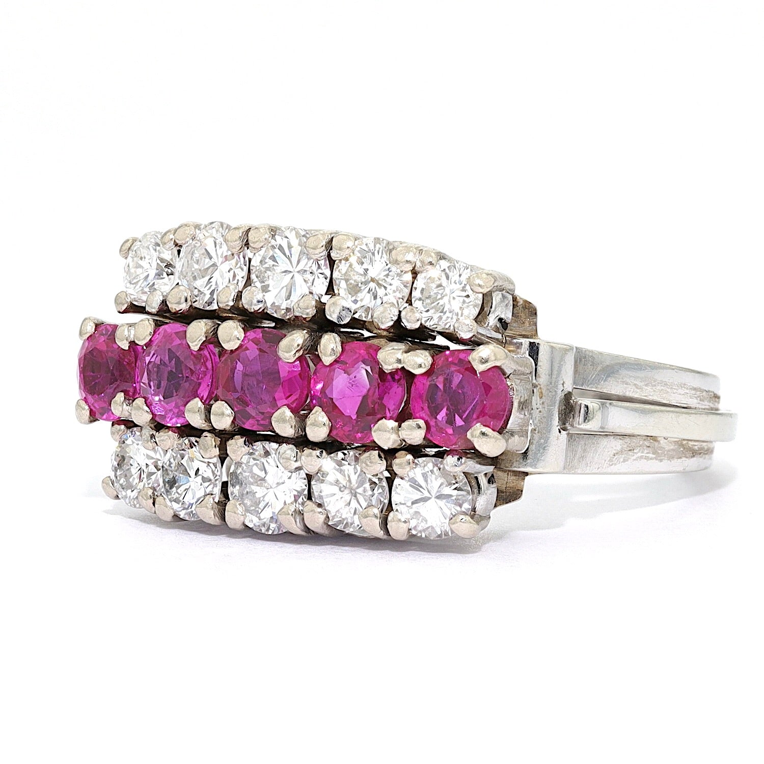 Vintage Ring in 750er Weißgold mit Rubinen und insgesamt ca. 1 ct Brillanten, liegend links gedreht