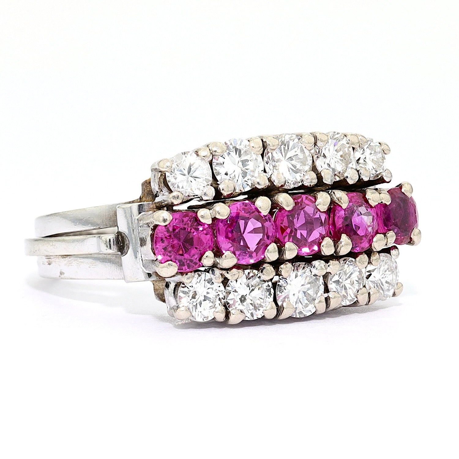 Vintage Ring in 750er Weißgold mit Rubinen und insgesamt ca. 1 ct Brillanten, liegend rechts gedreht