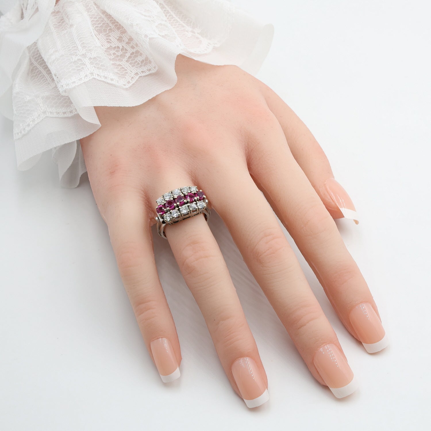 Vintage Ring in 750er Weißgold mit Rubinen und insgesamt ca. 1 ct Brillanten, an der Hand