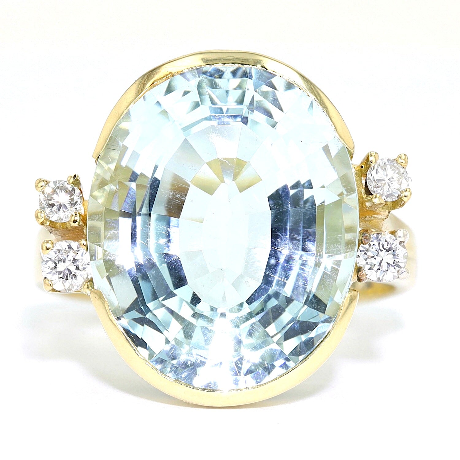 Vintage Ring in 585er Gelbgold mit einem Aquamarin und Brillanten, liegend frontal