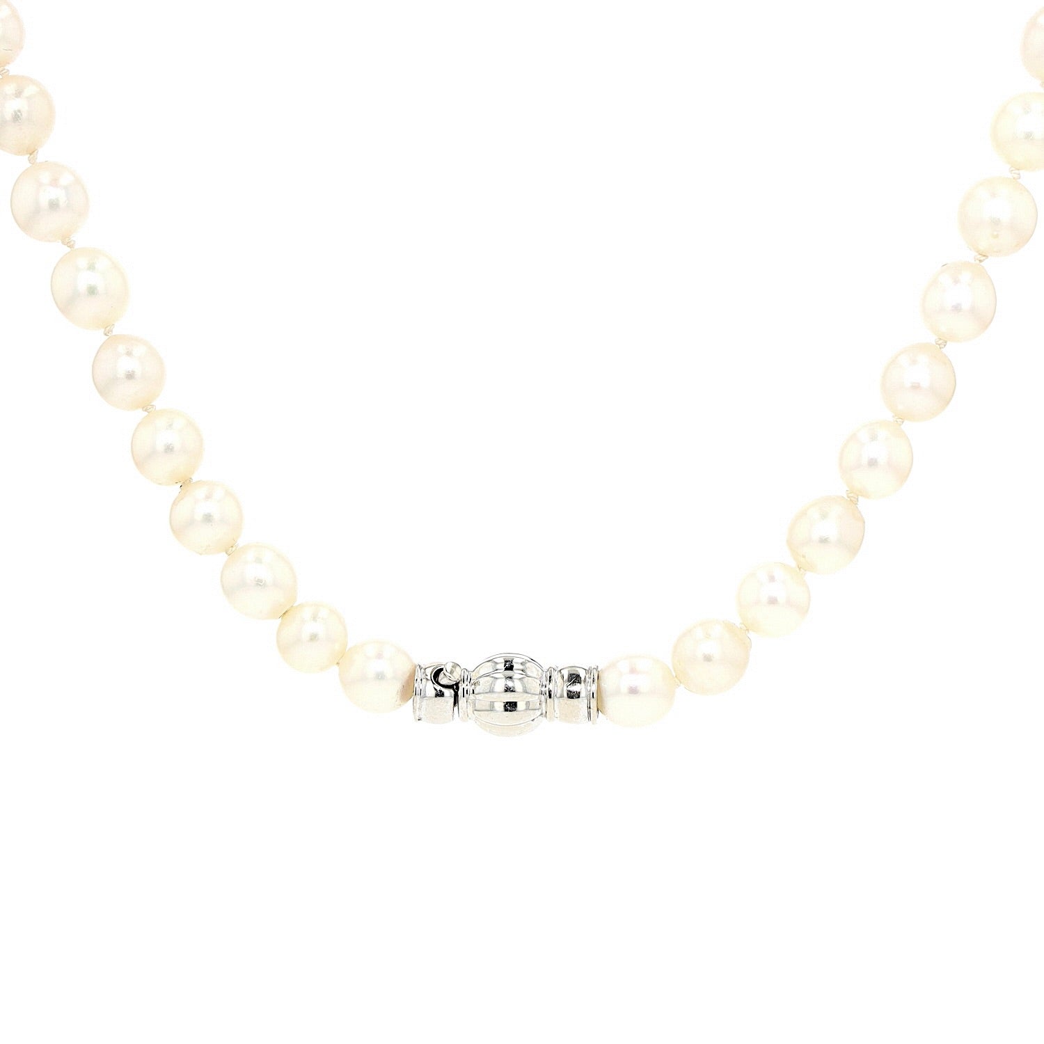 Collier mit Akoya-Zuchtperlen und Schloss in 585er Weißgold, hängend frontal Nahaufnahme Schloss