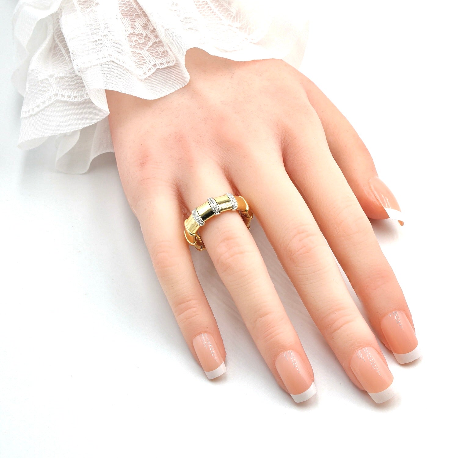 Ring in 750er Gelbgold mit Brillanten, an der Hand