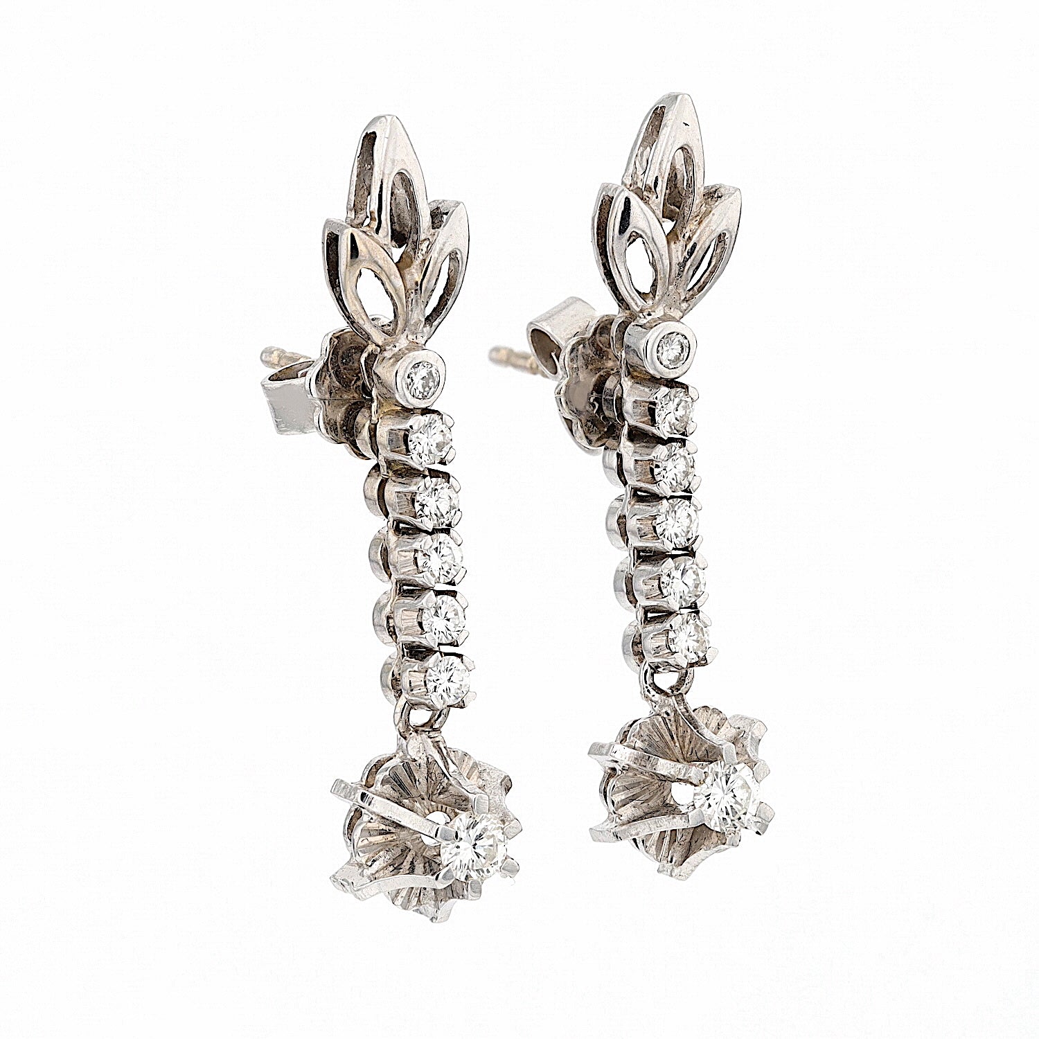 1 Paar Ohrhänger in 750er Weißgold mit Brillanten, hängend rechts gedreht