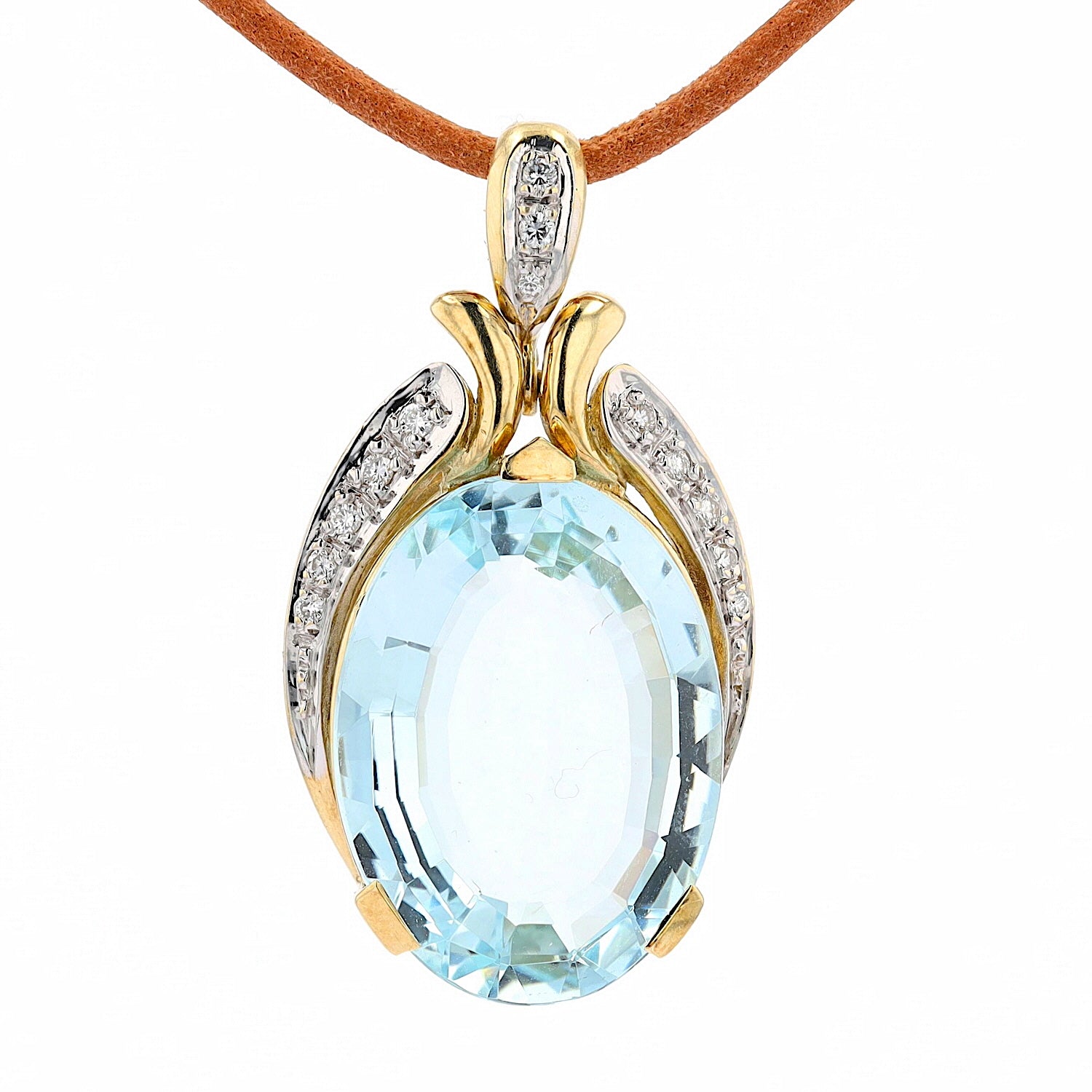 Anhänger in 585 Gelbgold mit einem Aquamarin und Brillanten, hängend frontal