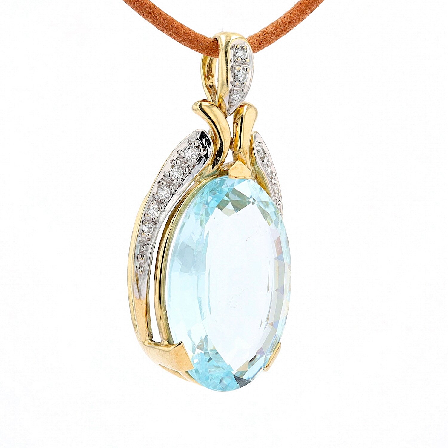 Anhänger in 585 Gelbgold mit einem Aquamarin und Brillanten, hängend rechts gedreht