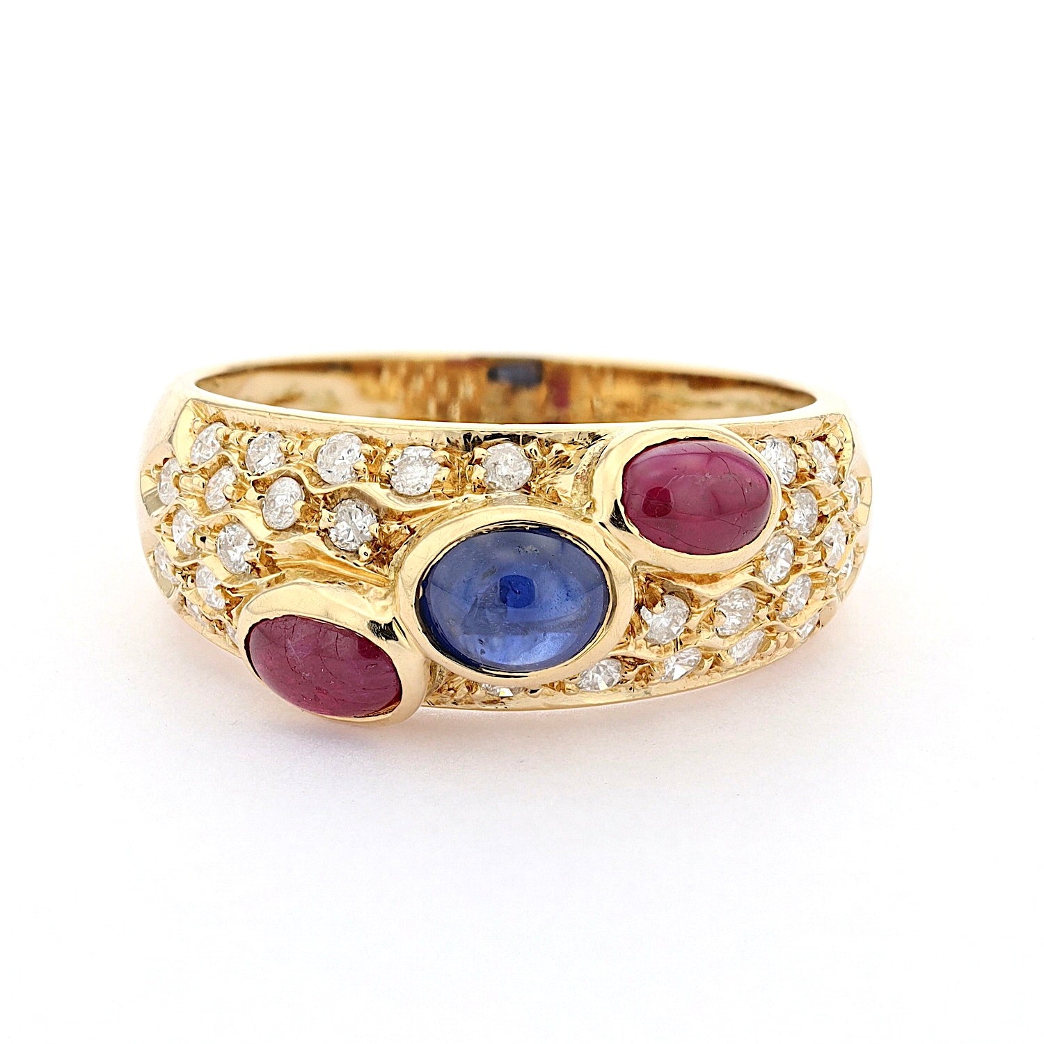 Ring in 18 kt Gelbgold mit Brillanten, Rubinen und Saphir, liegend frontal