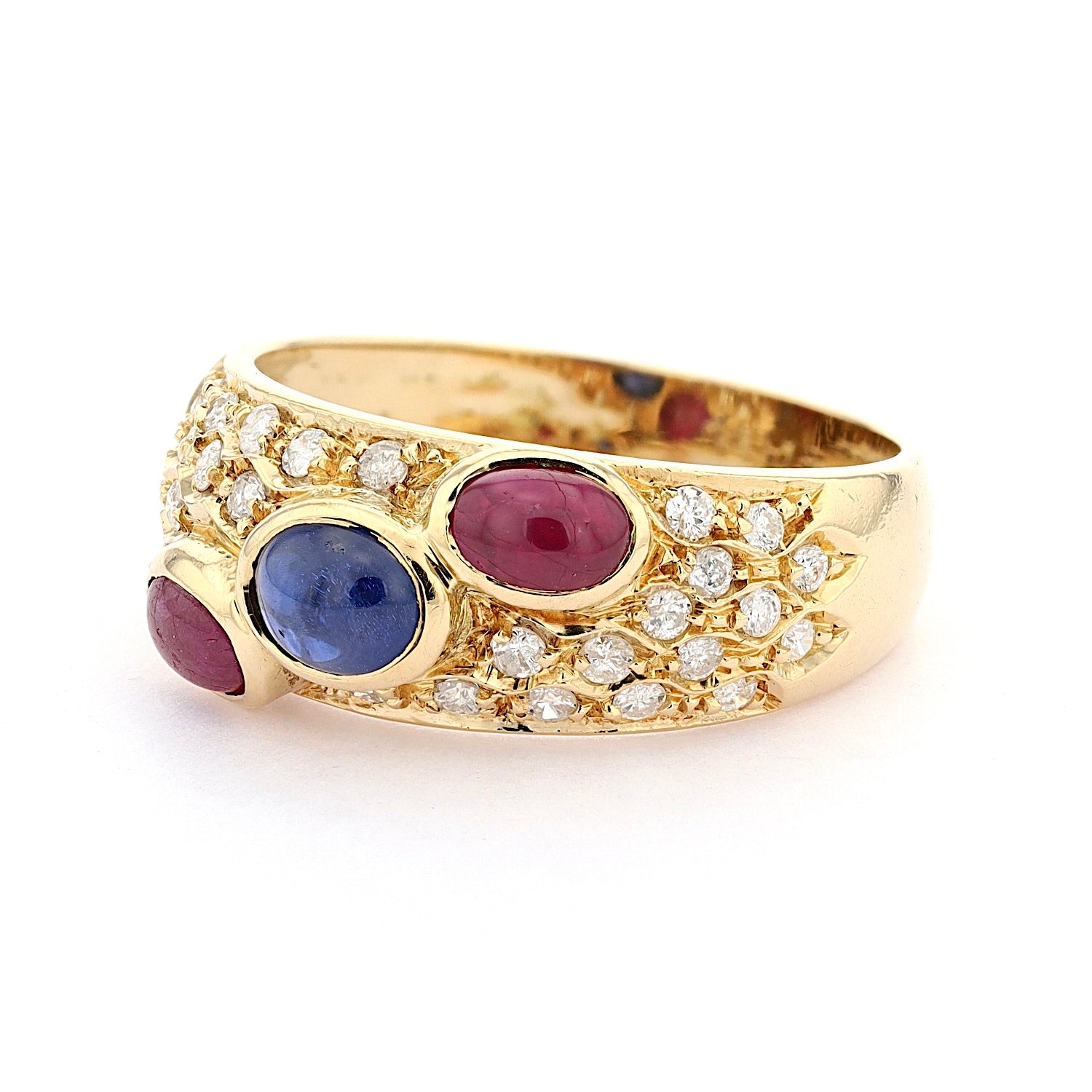 Ring in 18 kt Gelbgold mit Brillanten, Rubinen und Saphir, liegend links gedreht