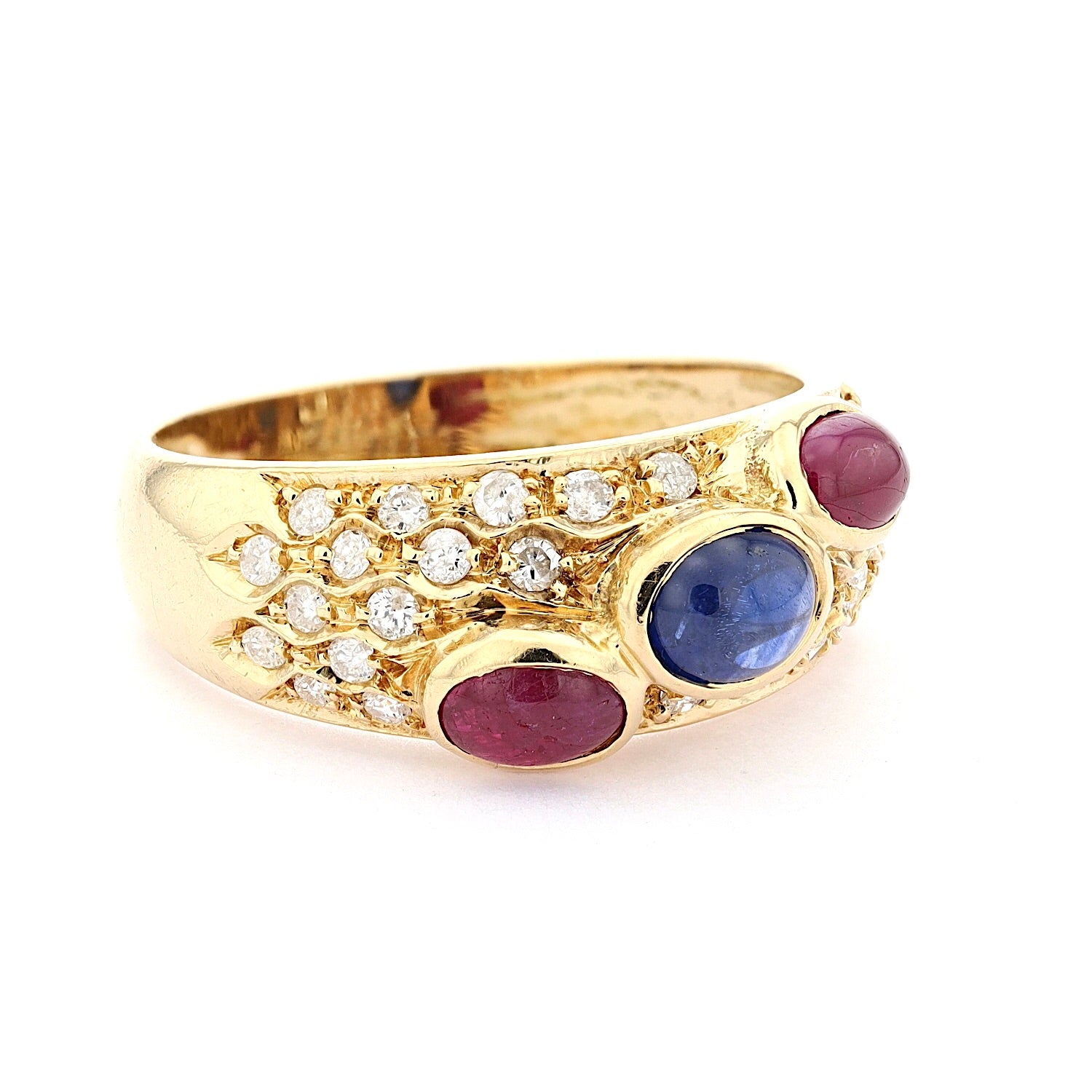 Ring in 18 kt Gelbgold mit Brillanten, Rubinen und Saphir, liegend rechts gedreht