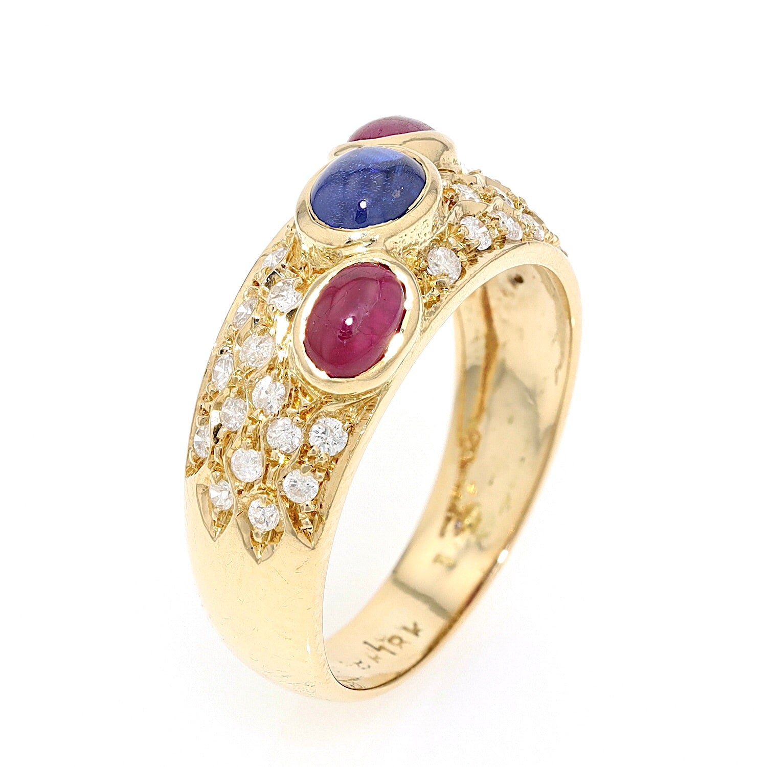Ring in 18 kt Gelbgold mit Brillanten, Rubinen und Saphir, stehend