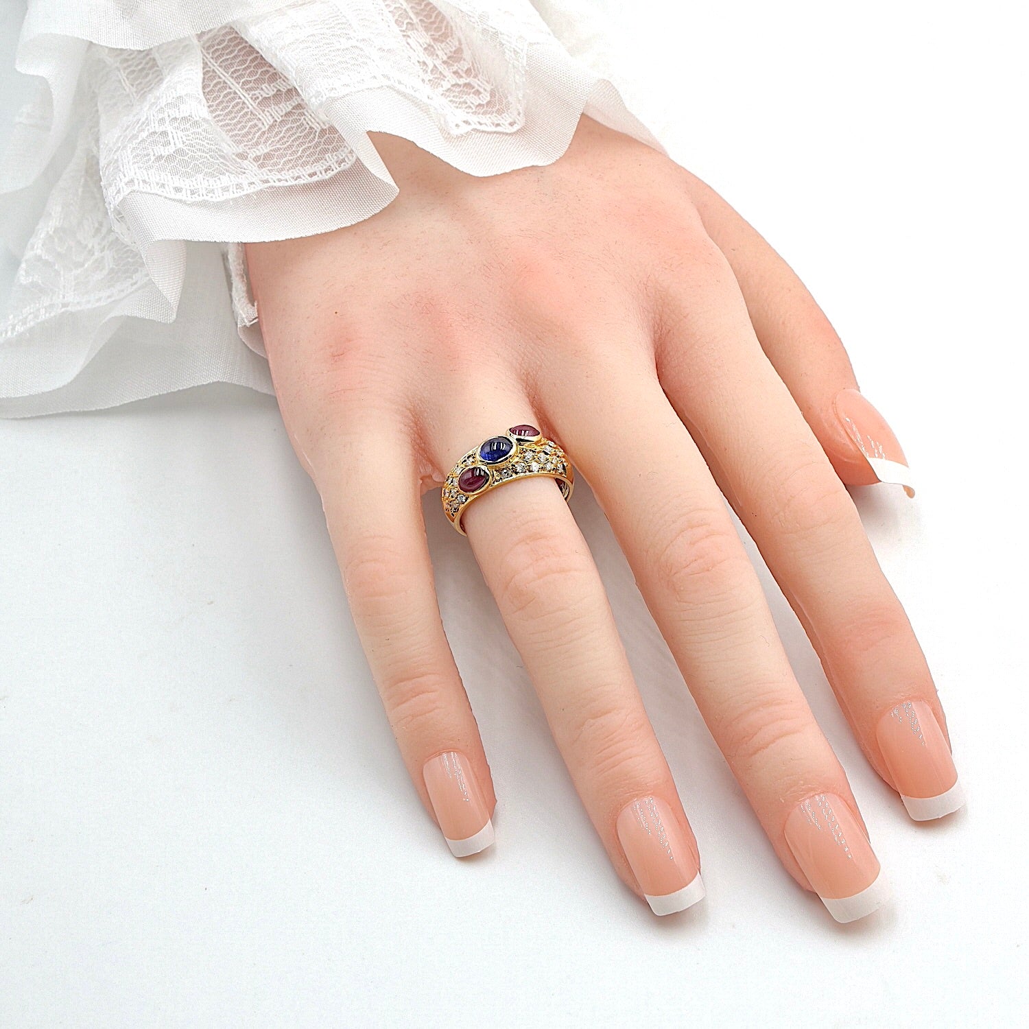 Ring in 18 kt Gelbgold mit Brillanten, Rubinen und Saphir, an der Hand