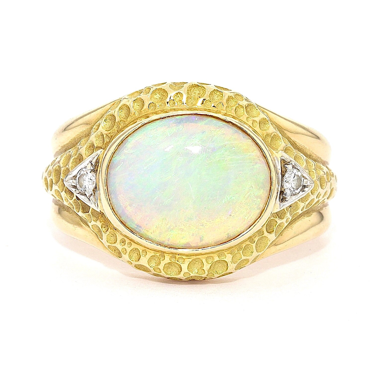 Ring in 750er Gelbgold mit einem Glasopal und Brillanten, liegend frontal