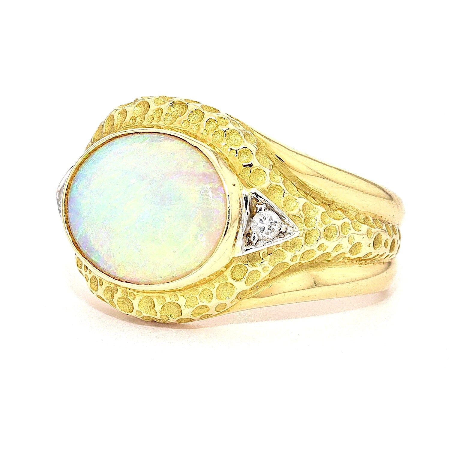 Ring in 750er Gelbgold mit einem Glasopal und Brillanten, liegend links gedreht