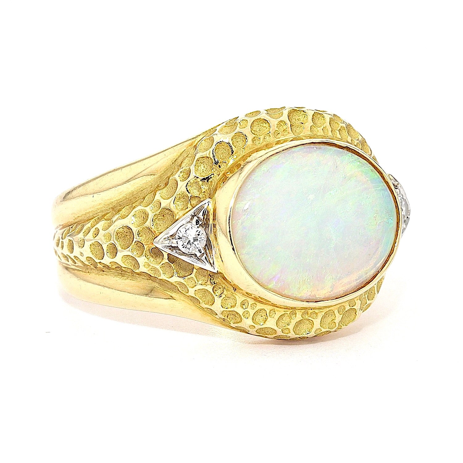 Ring in 750er Gelbgold mit einem Glasopal und Brillanten, liegend rechts gedreht