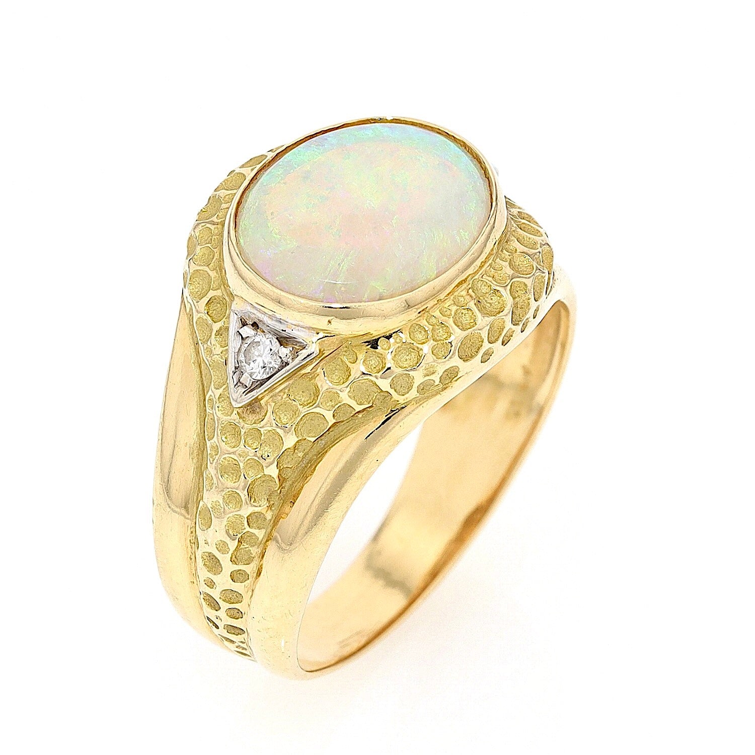 Ring in 750er Gelbgold mit einem Glasopal und Brillanten, stehend