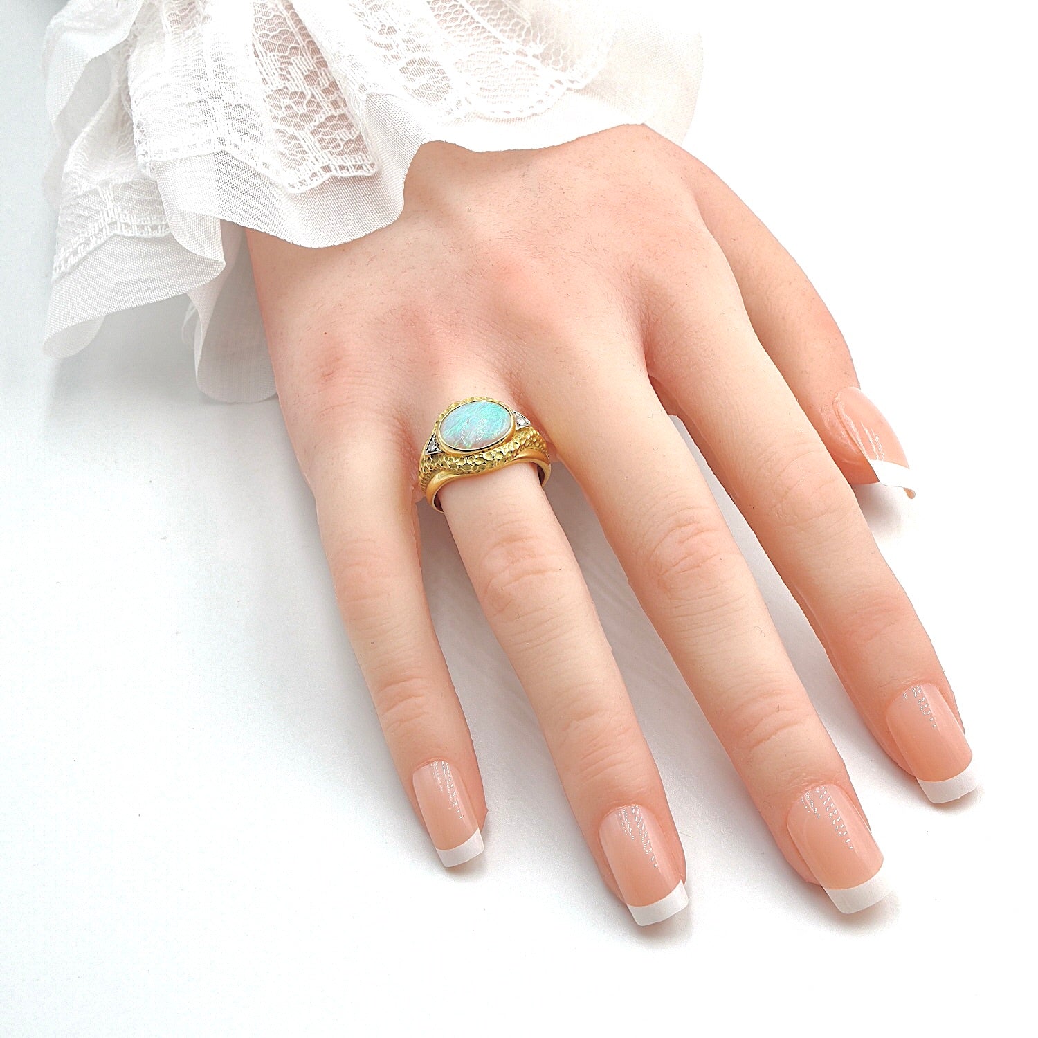 Ring in 750er Gelbgold mit einem Glasopal und Brillanten, an der Hand