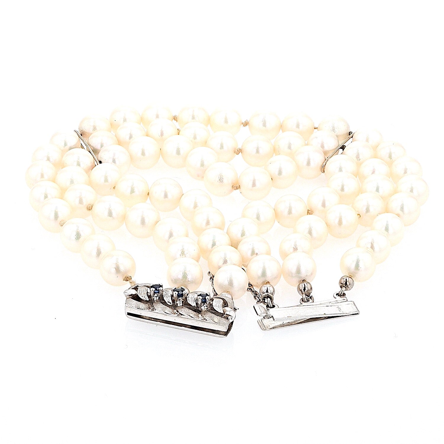 Armband mit Zuchtperlen. Das  Schloss ist in 333er Weißgold mit Saphiren gearbeitet, liegend Draufsicht