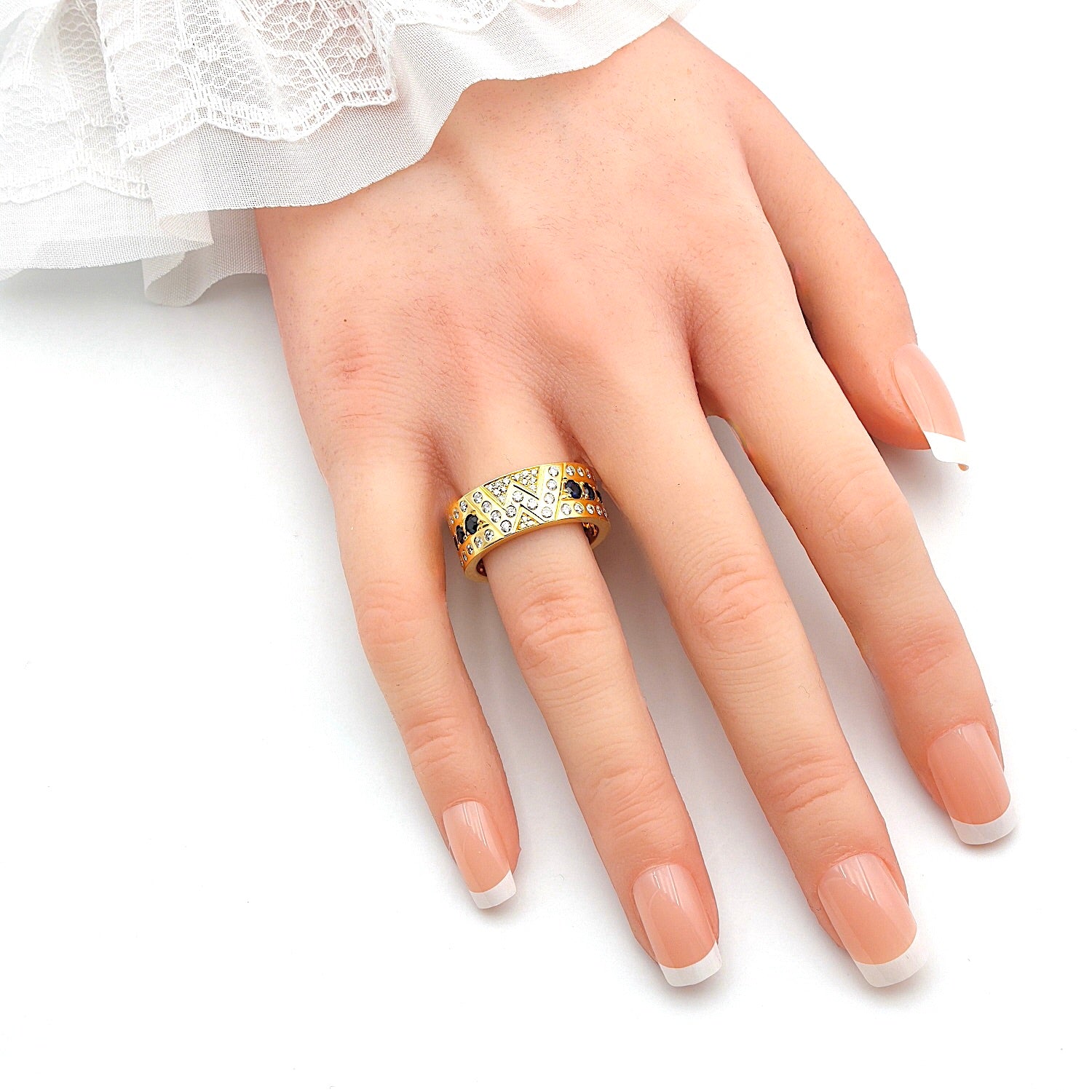 Ring in 750er Gelbgold mit Brillanten und Saphiren, an der Hand