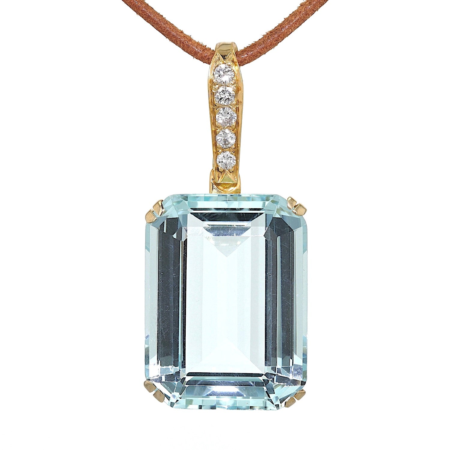 Anhänger in 750er Gelbgold mit einem Aquamarin und Brillanten, hängend frontal