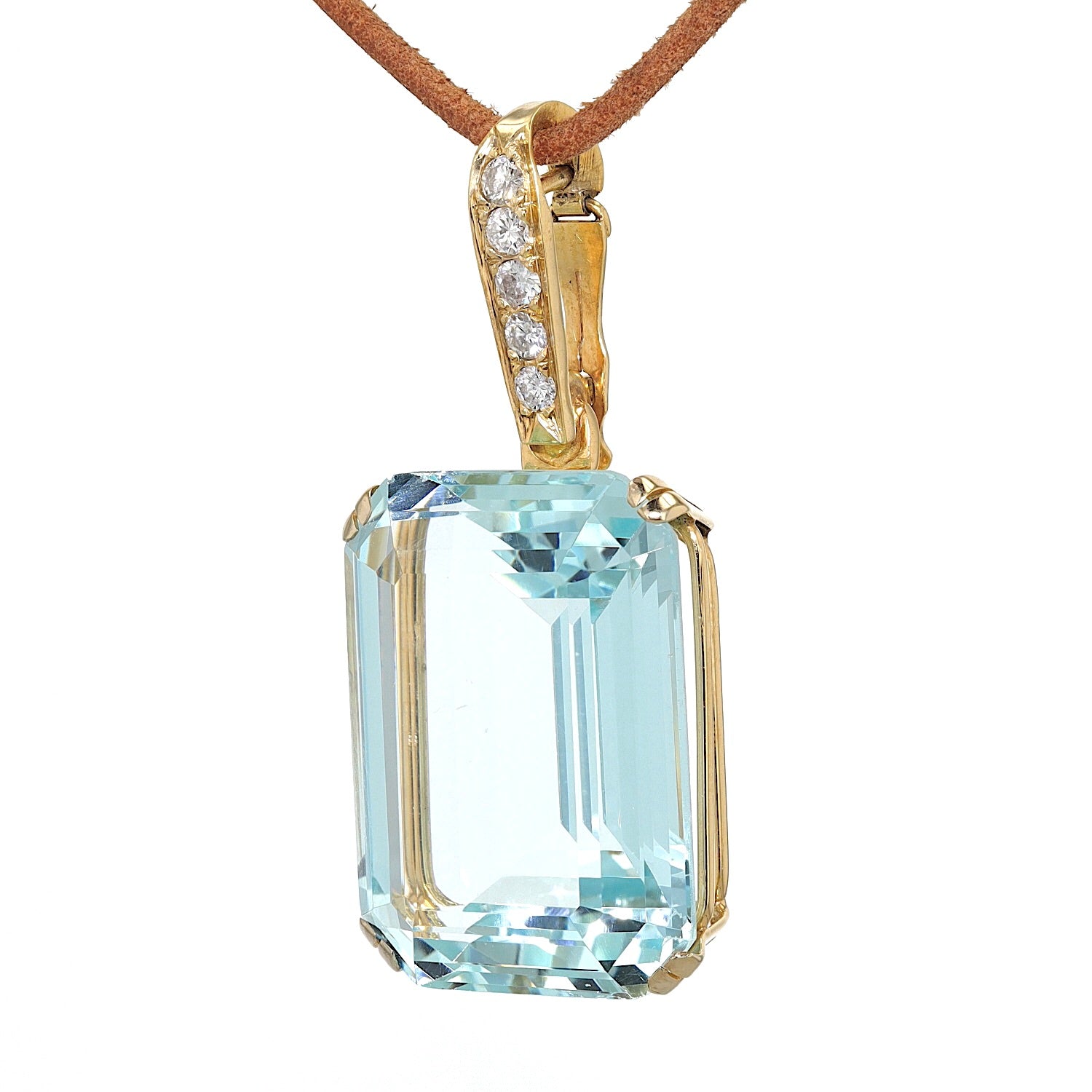 Anhänger in 750er Gelbgold mit einem Aquamarin und Brillanten, hängend links gedreht