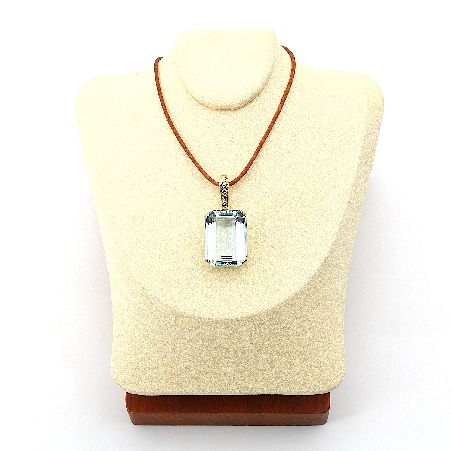 Anhänger in 750er Gelbgold mit einem Aquamarin und Brillanten, an der Büste hell