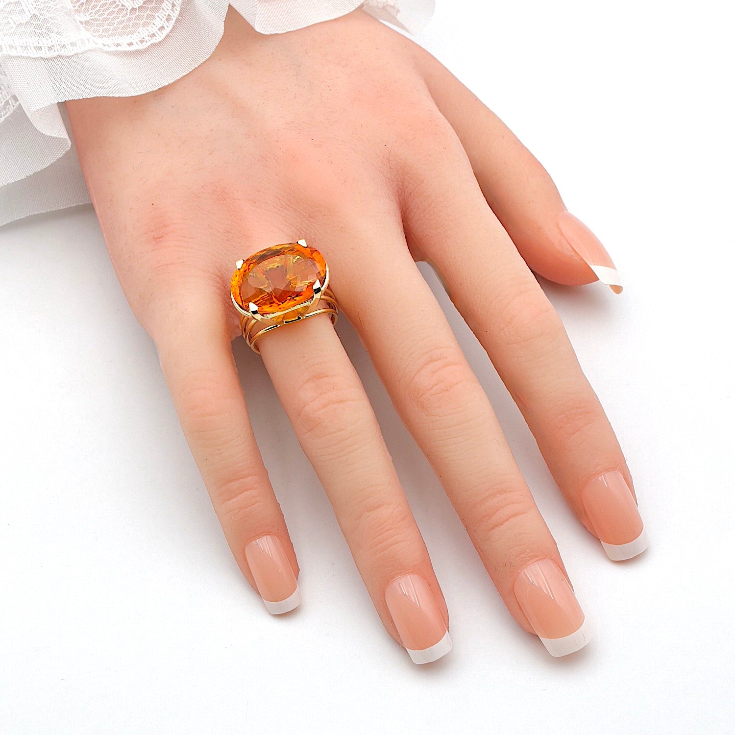 Ring in 750er Gelbgold mit einem Citrin ca. 14,8 ct, an der Hand