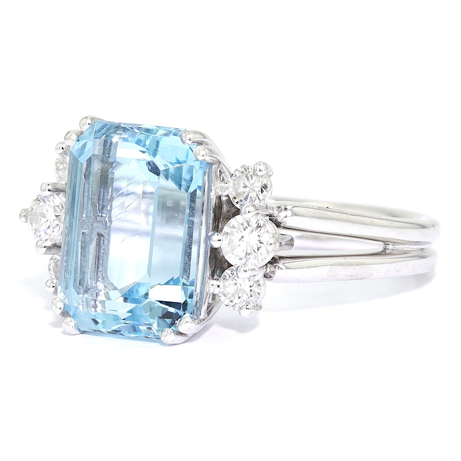 Vintage Ring in 585er Weißgold mit einem Aquamarin und Brillanten, liegend links gedreht