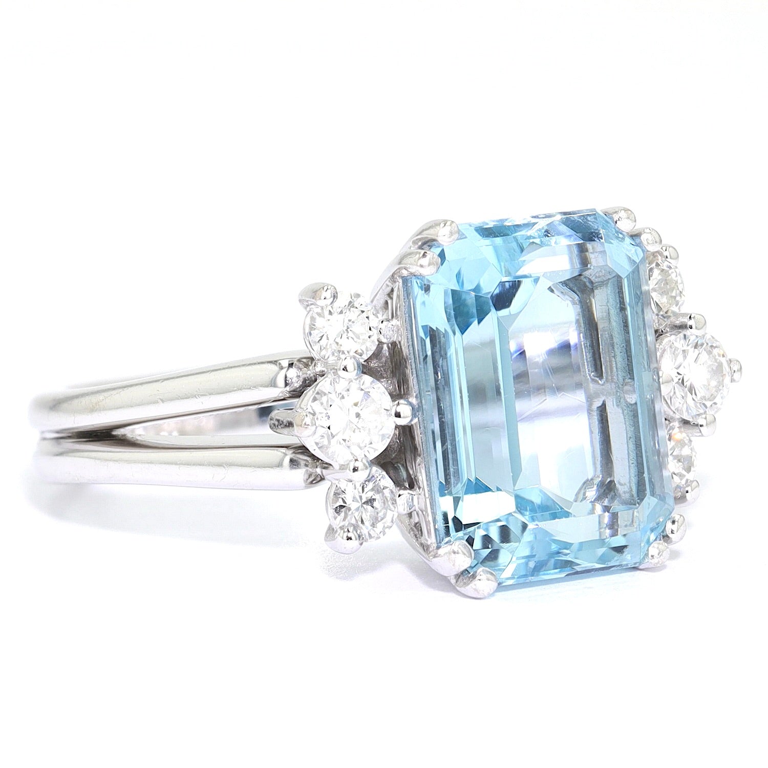 Vintage Ring in 585er Weißgold mit einem Aquamarin und Brillanten, liegend rechts gedreht