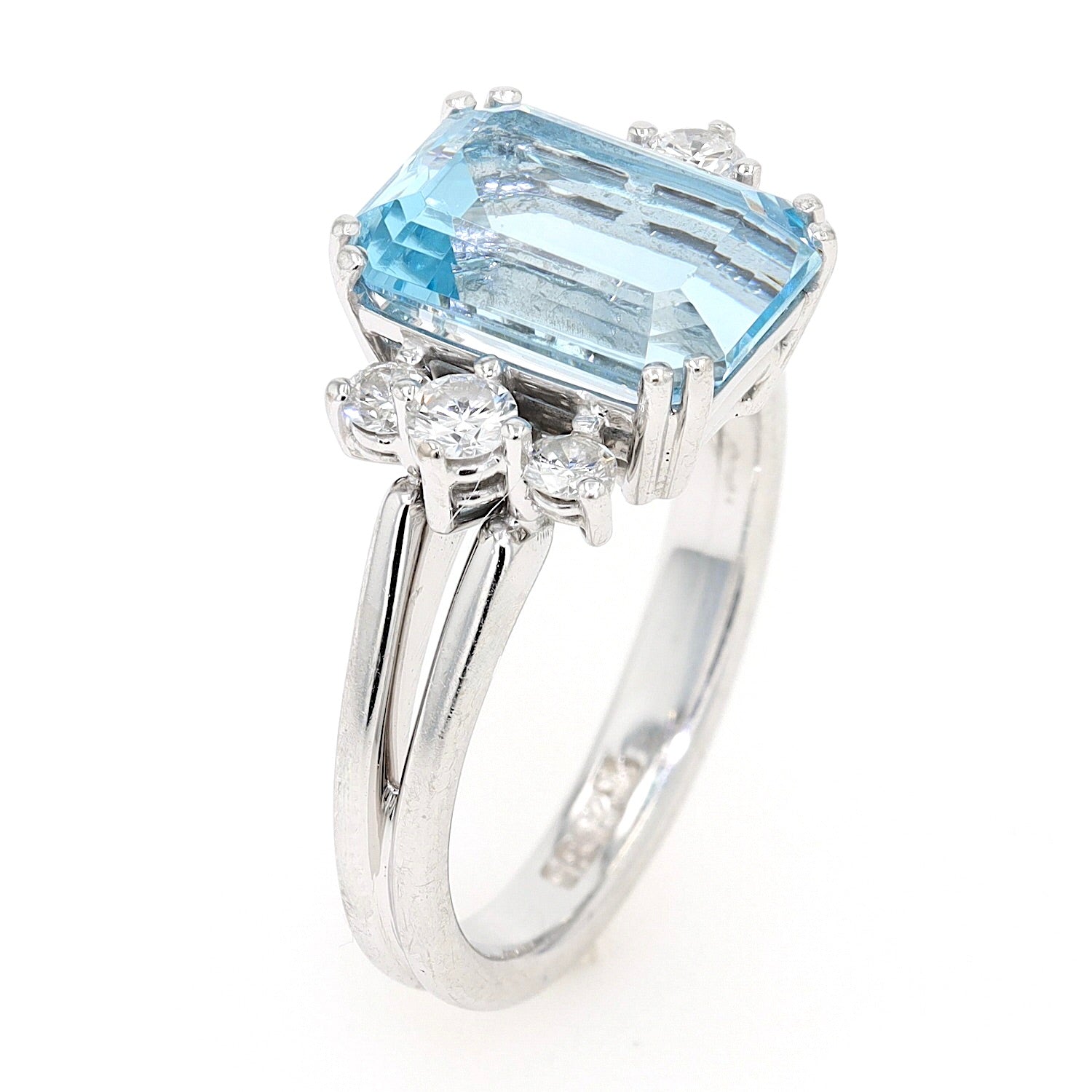 Vintage Ring in 585er Weißgold mit einem Aquamarin und Brillanten, stehend