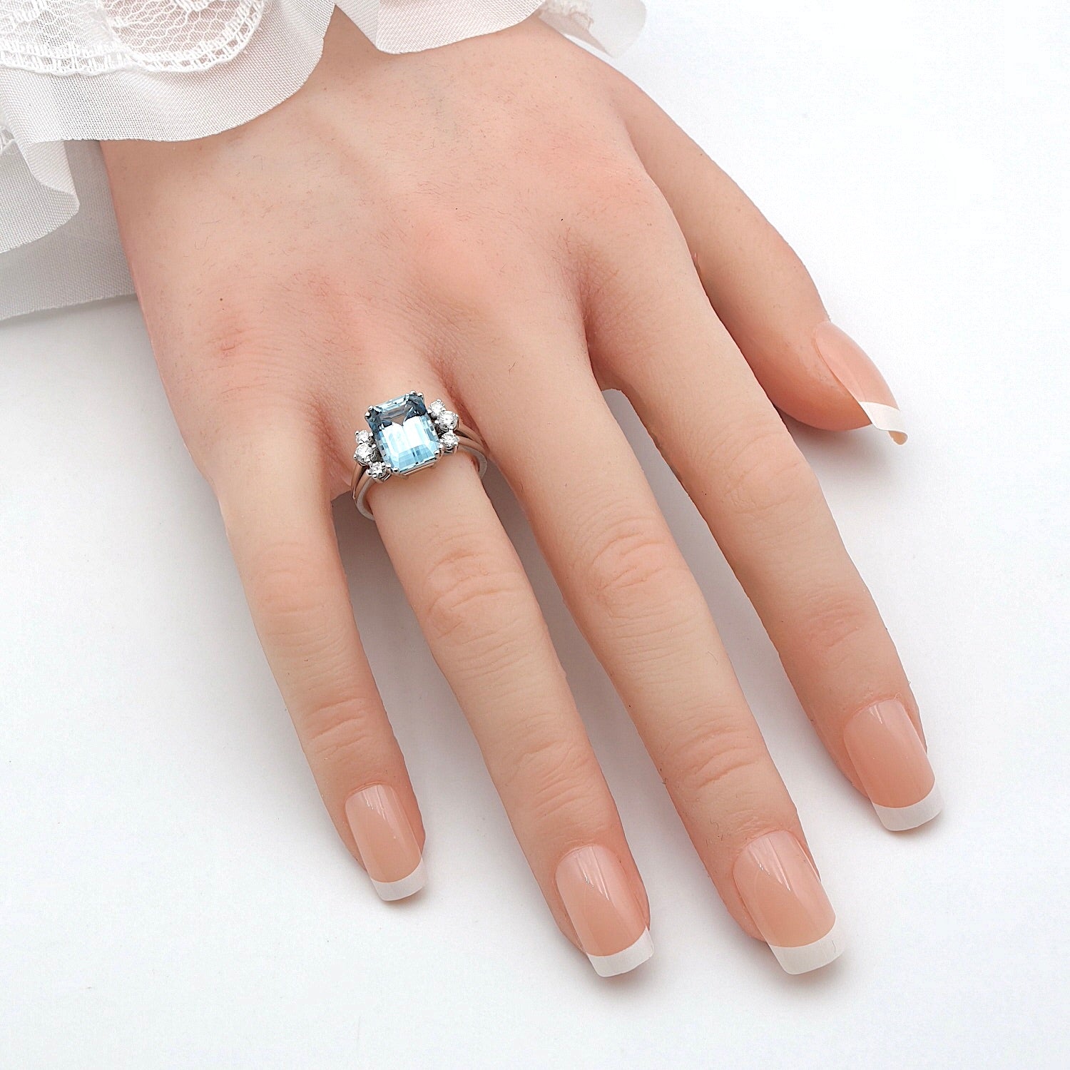 Vintage Ring in 585er Weißgold mit einem Aquamarin und Brillanten, an der Hand