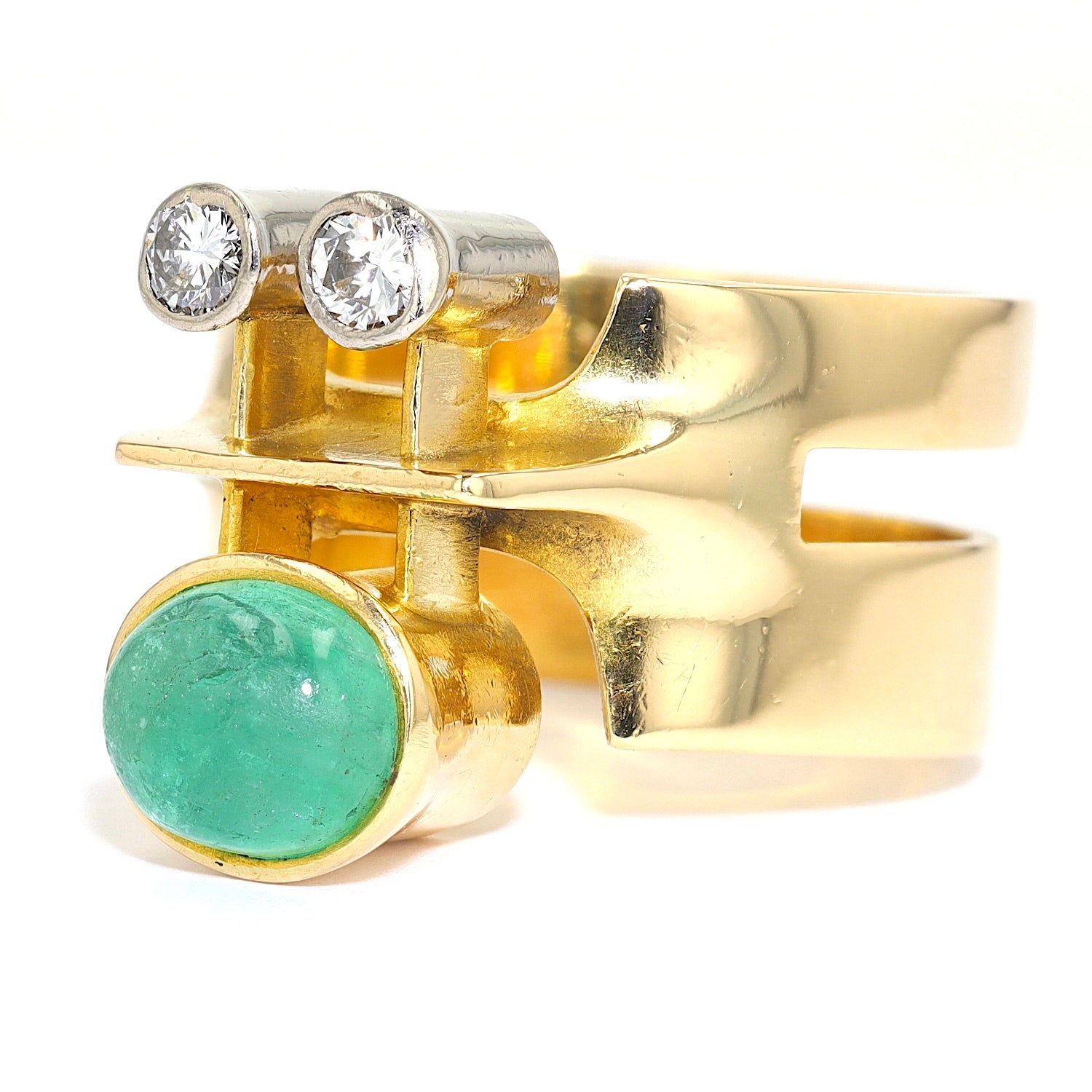 Vintage Ring Klaus Neubauer in 750er Gelbgold mit Brillanten und einem Smaragd-Cabochon, liegend links gedreht