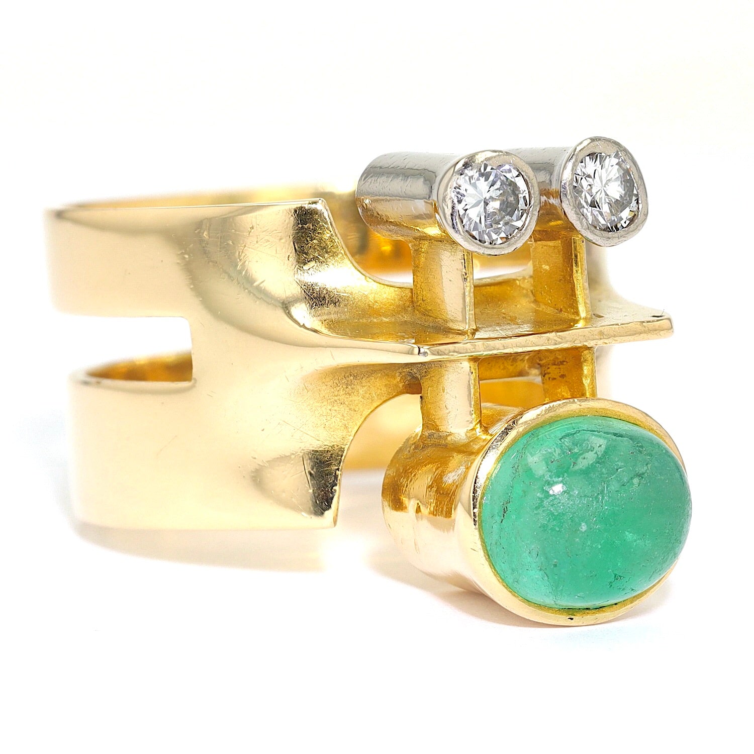 Vintage Ring Klaus Neubauer in 750er Gelbgold mit Brillanten und einem Smaragd-Cabochon, liegend rechts gedreht