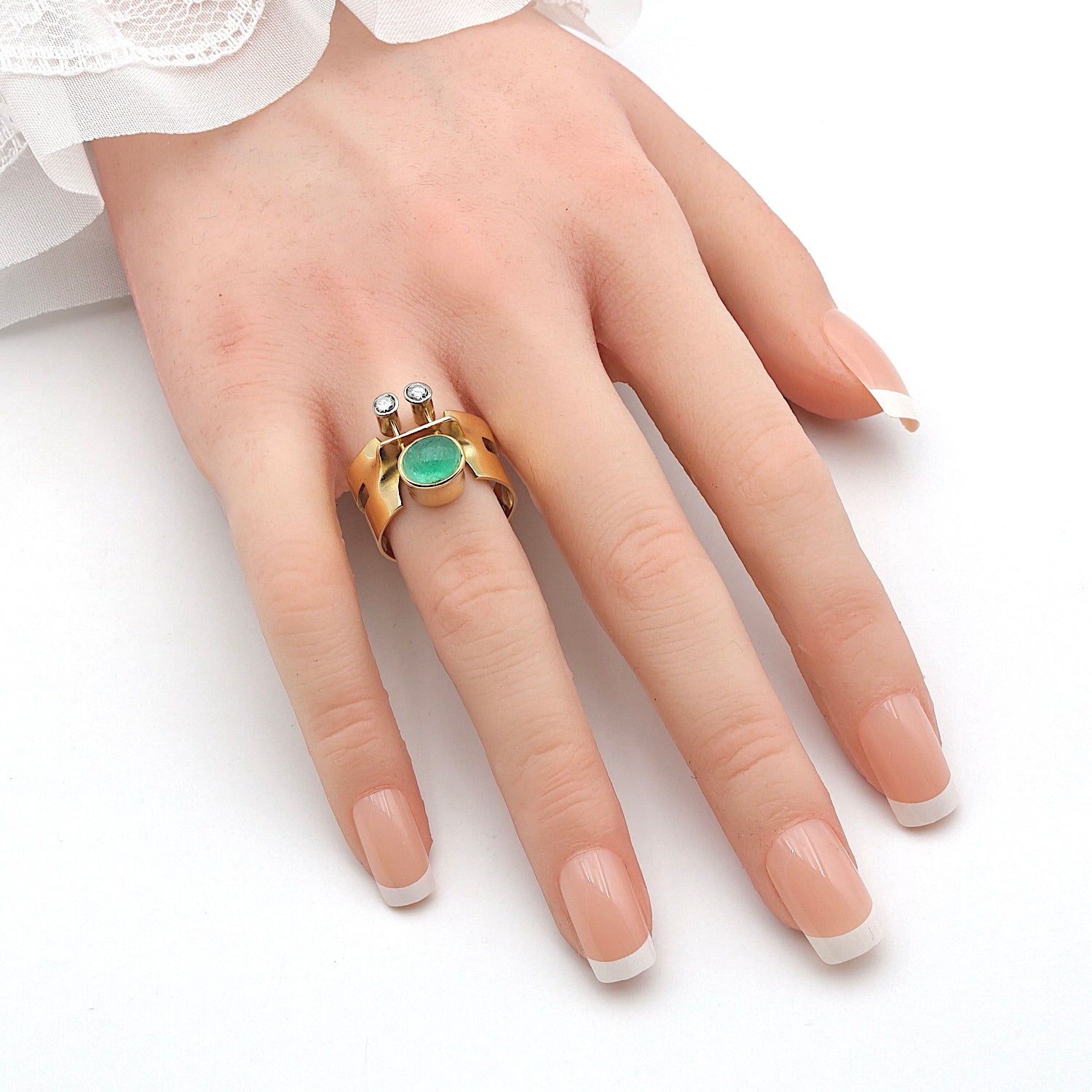 Vintage Ring Klaus Neubauer in 750er Gelbgold mit Brillanten und einem Smaragd-Cabochon, an der Hand