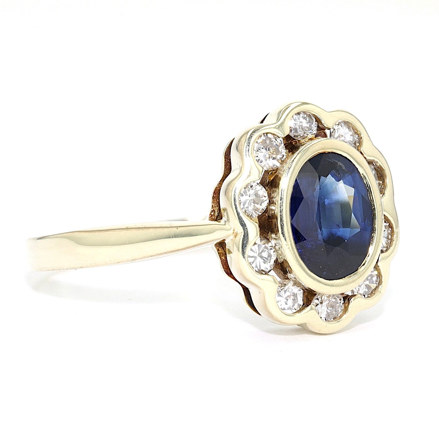 Vintage Ring in 585er Gelbgold mit Brillanten und einem blauen Saphir, liegend rechts gedreht