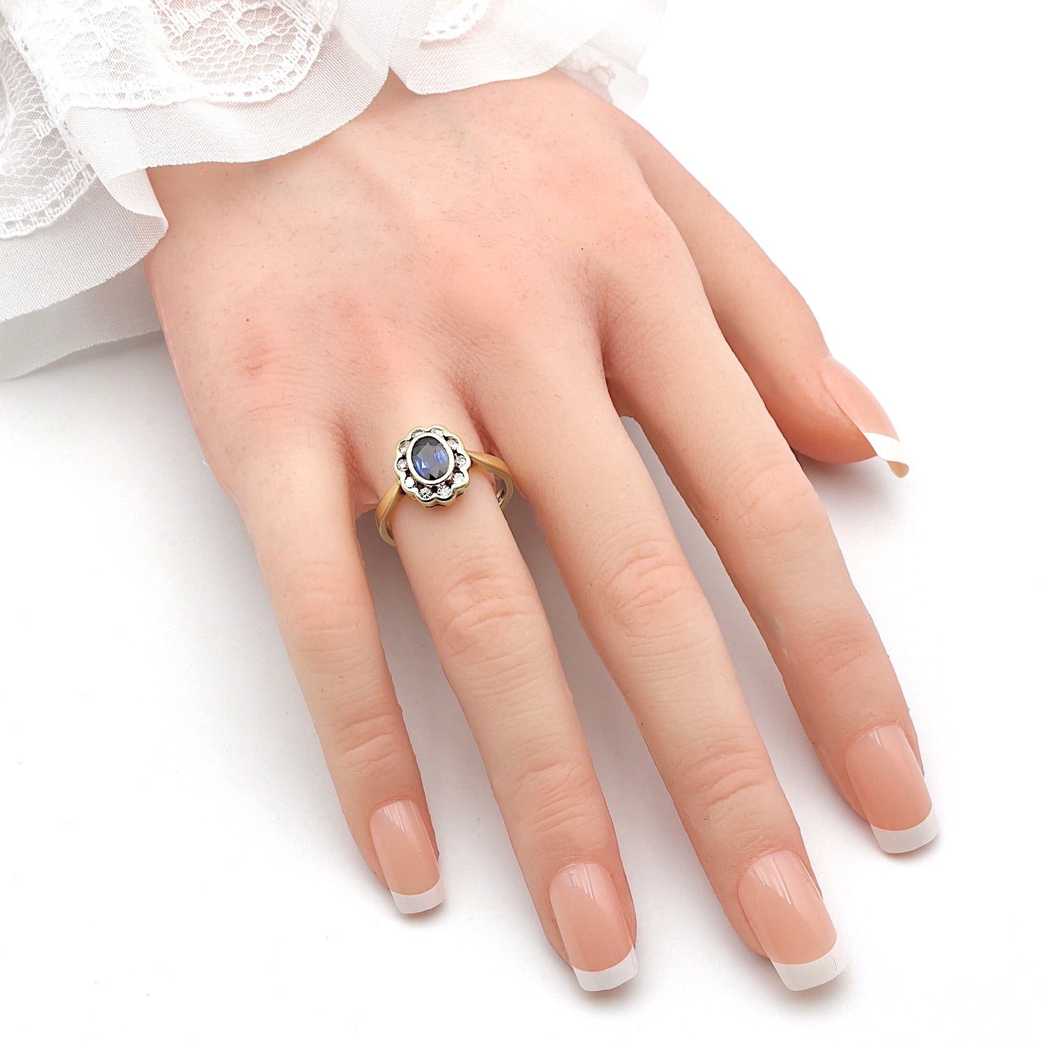 Vintage Ring in 585er Gelbgold mit Brillanten und einem blauen Saphir, an der Hand