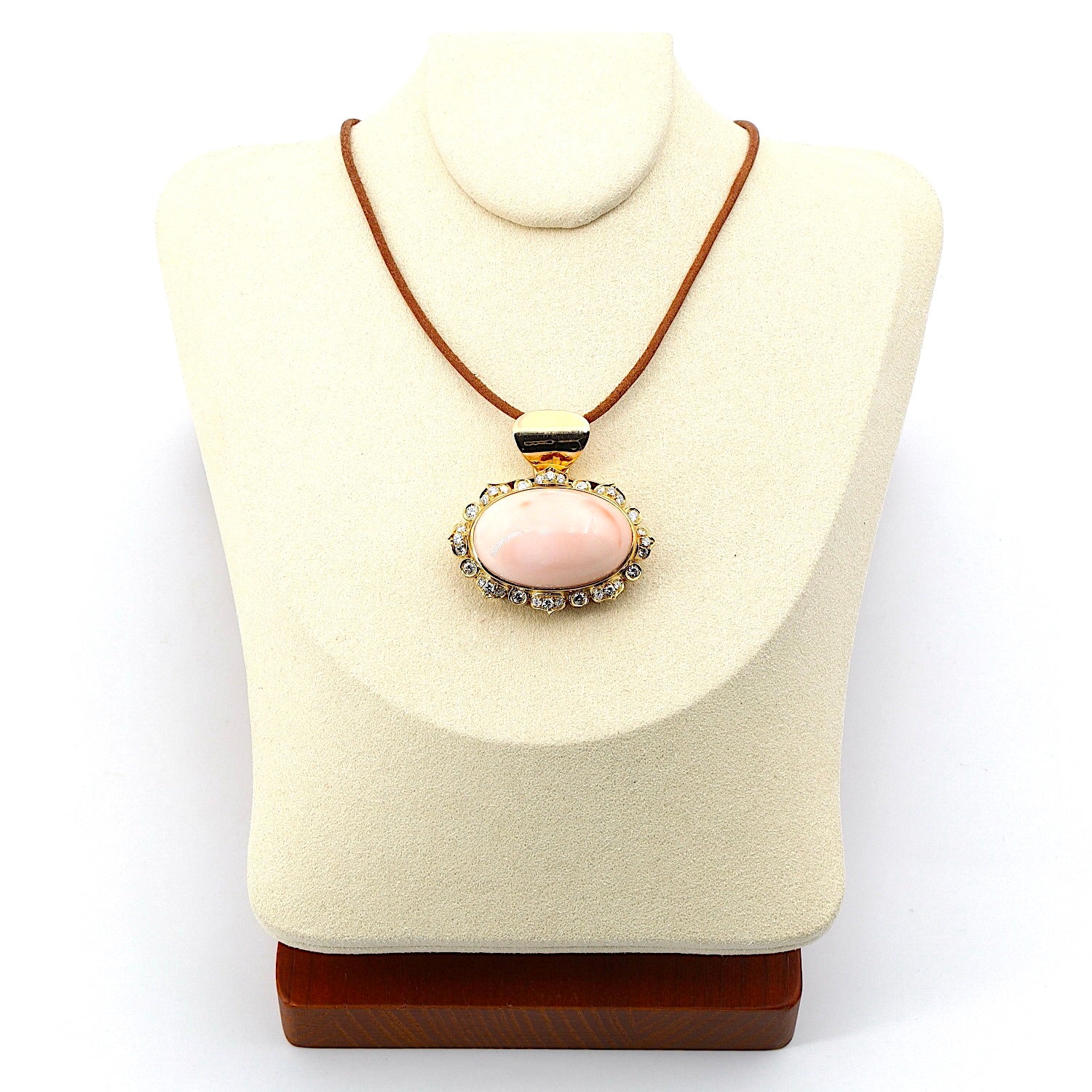 Anhänger / Schloss in 750er Gelbgold mit einem Korallen-Cabochon und Brillanten, an der Büste