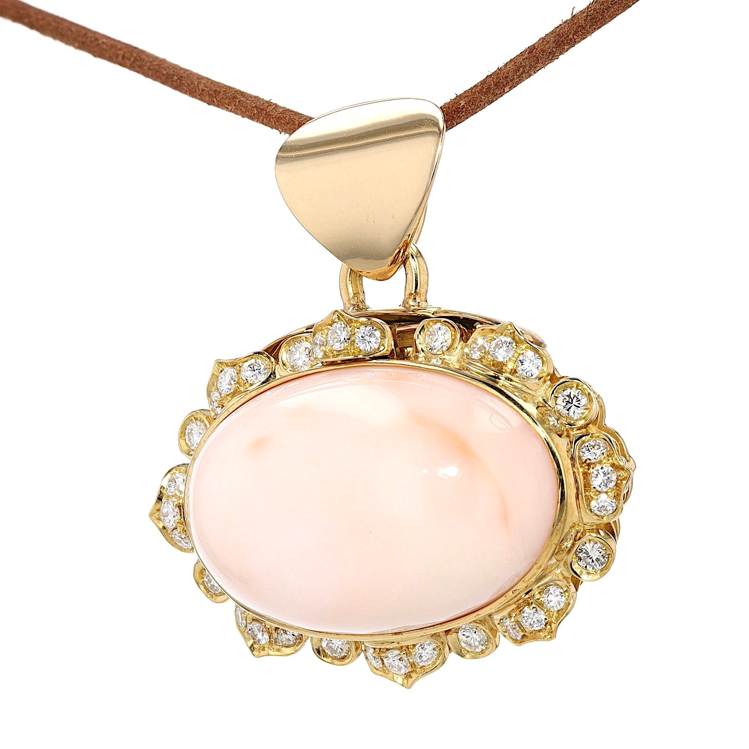 Anhänger / Schloss in 750er Gelbgold mit einem Korallen-Cabochon und Brillanten, hängend links gedreht