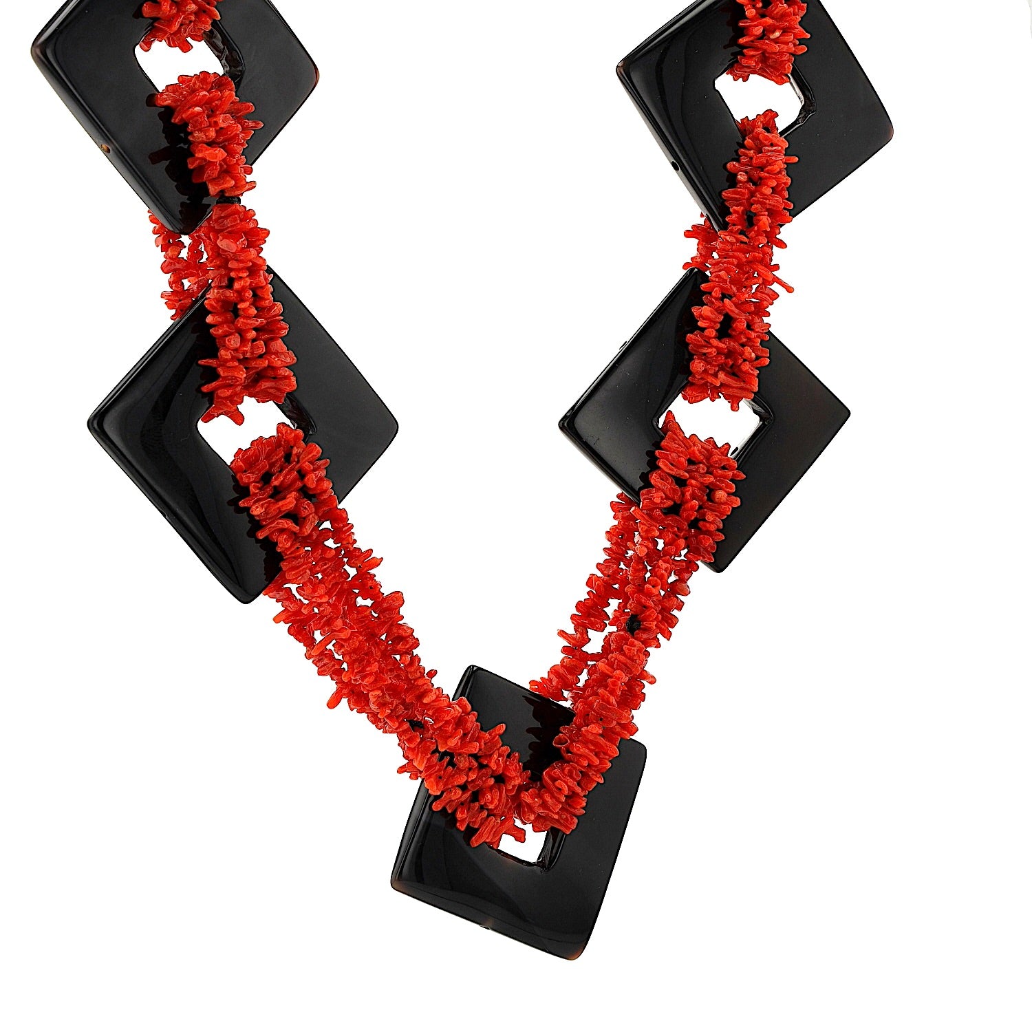 Kette mit Korallen und Keramikelementen, hängend rechts gedreht