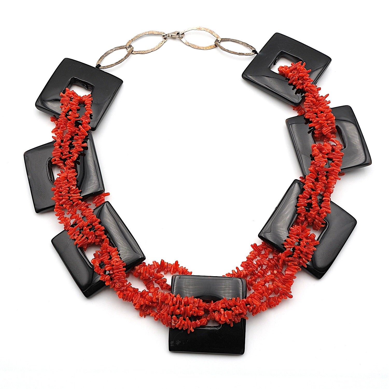 Kette mit Korallen und Keramikelementen, liegend Draufsicht