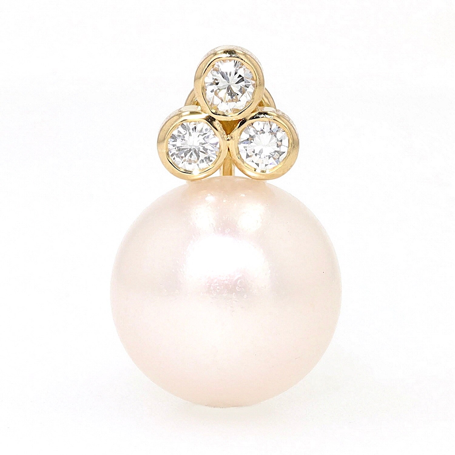 Ohrstecker in 750er Gelbgold mit Brillanten und Zuchtperlen in Button-Form, einzelnd stehend frontal