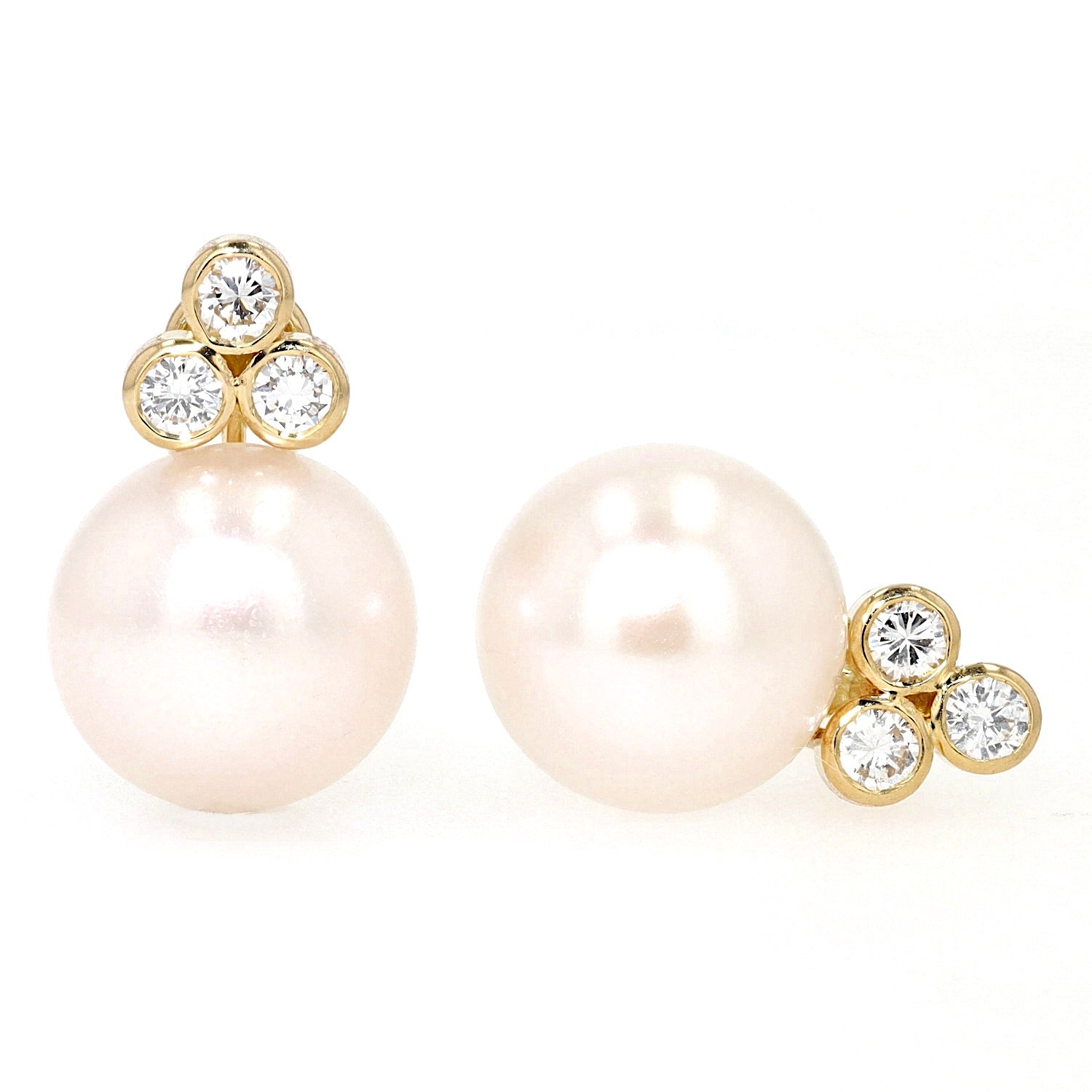 Ohrstecker in 750er Gelbgold mit Brillanten und Zuchtperlen in Button-Form, stehend und liegend frontal