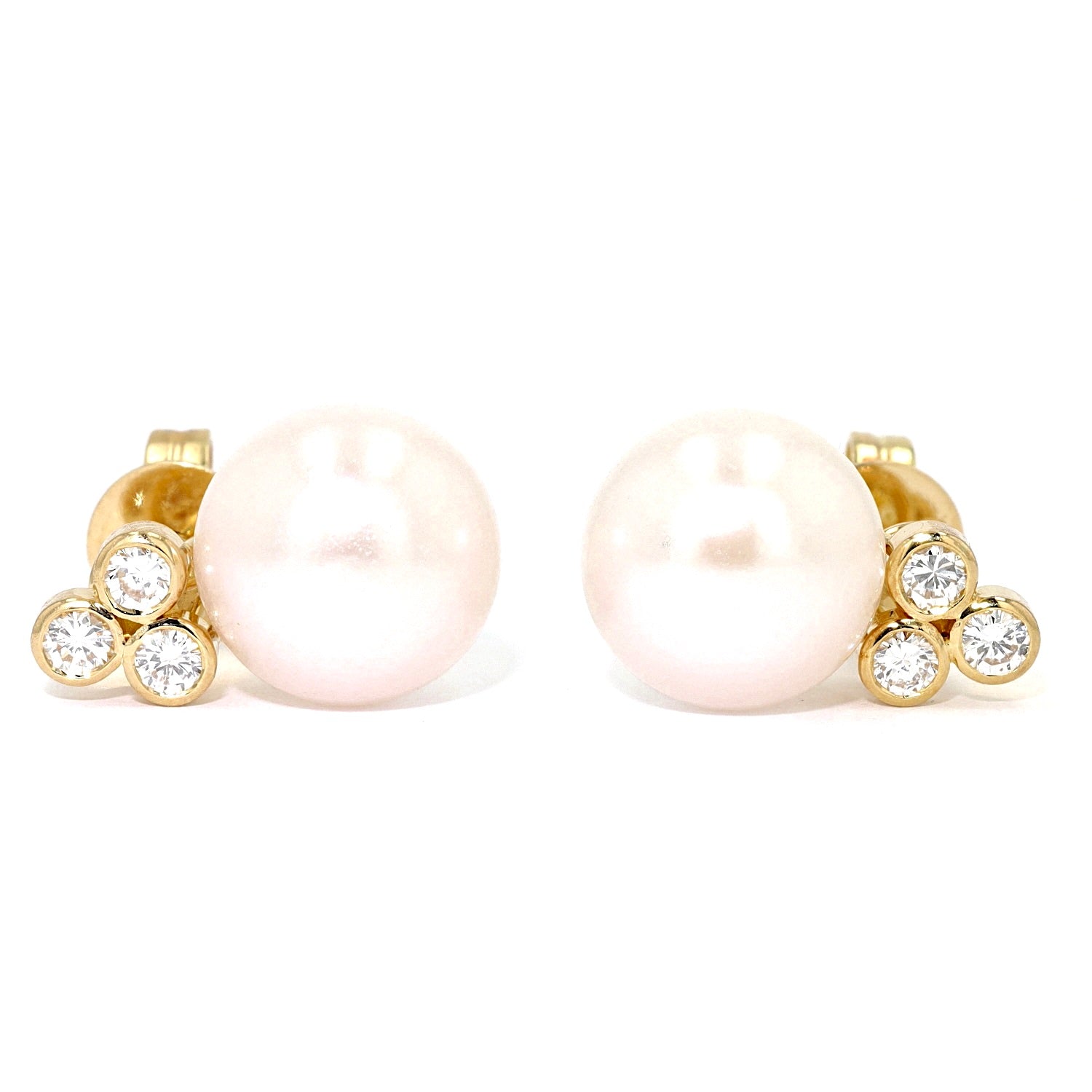 Ohrstecker in 750er Gelbgold mit Brillanten und Zuchtperlen in Button-Form, liegend frontal