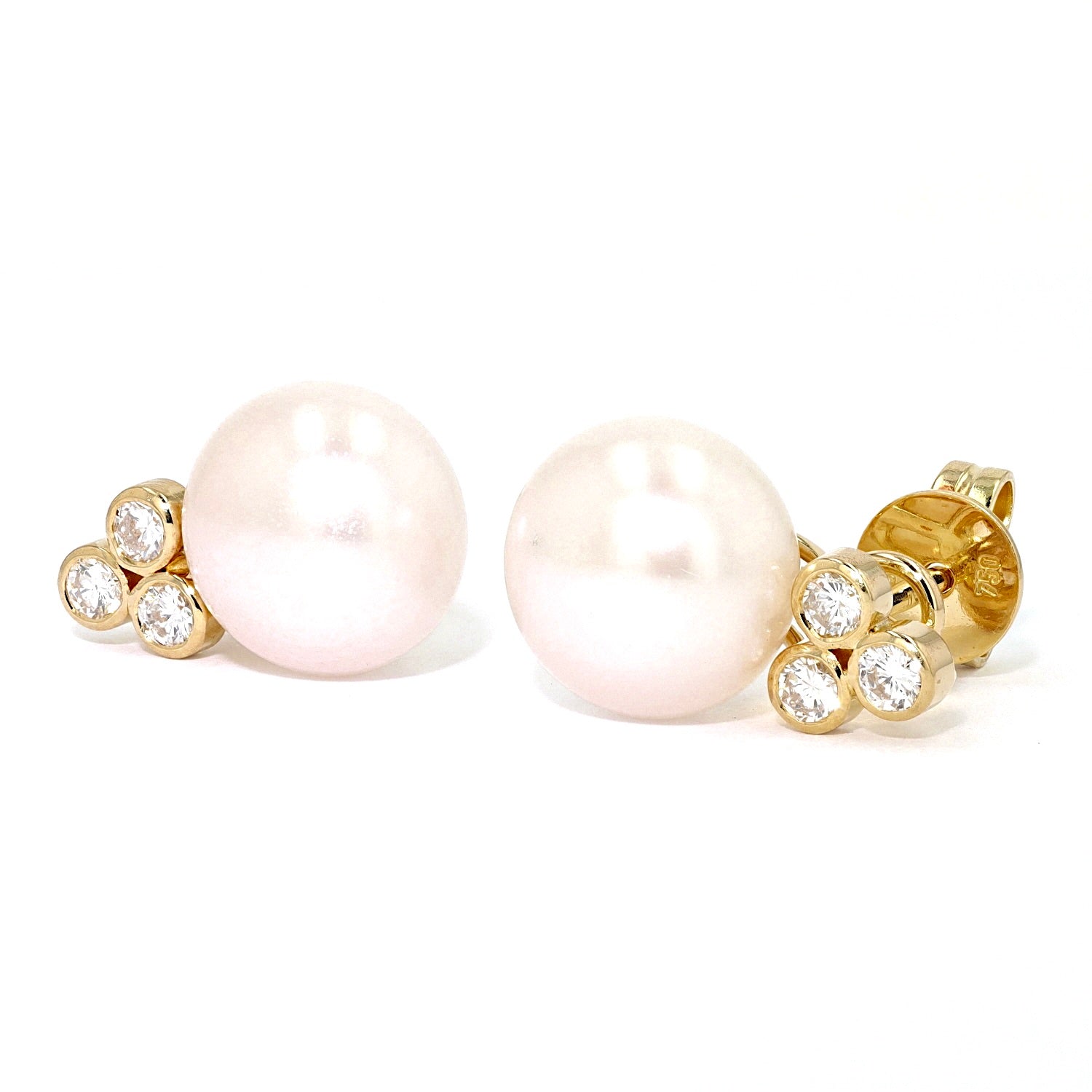 Ohrstecker in 750er Gelbgold mit Brillanten und Zuchtperlen in Button-Form, liegend links gedreht