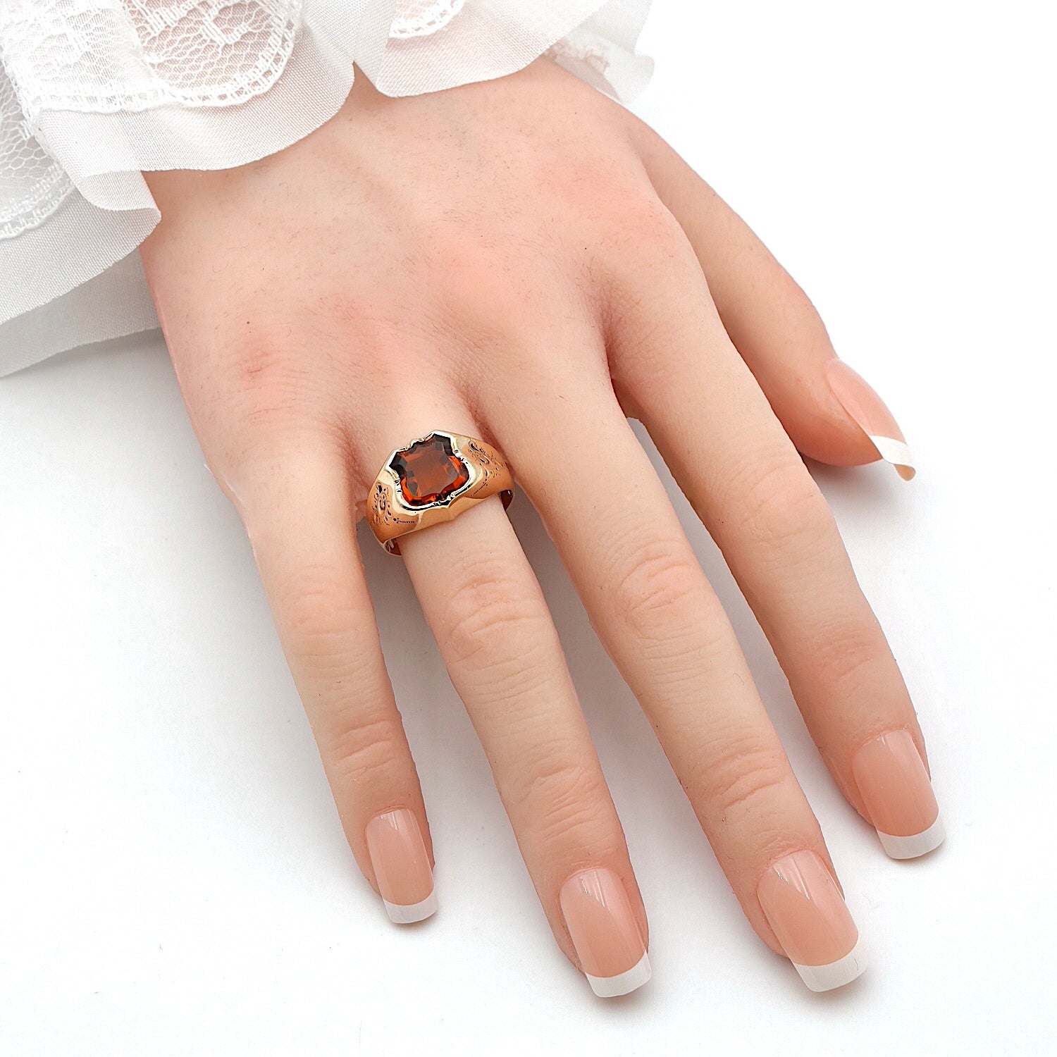 Jugendstil Ring in 333er Roségold mit einem Citrin, an der Hand