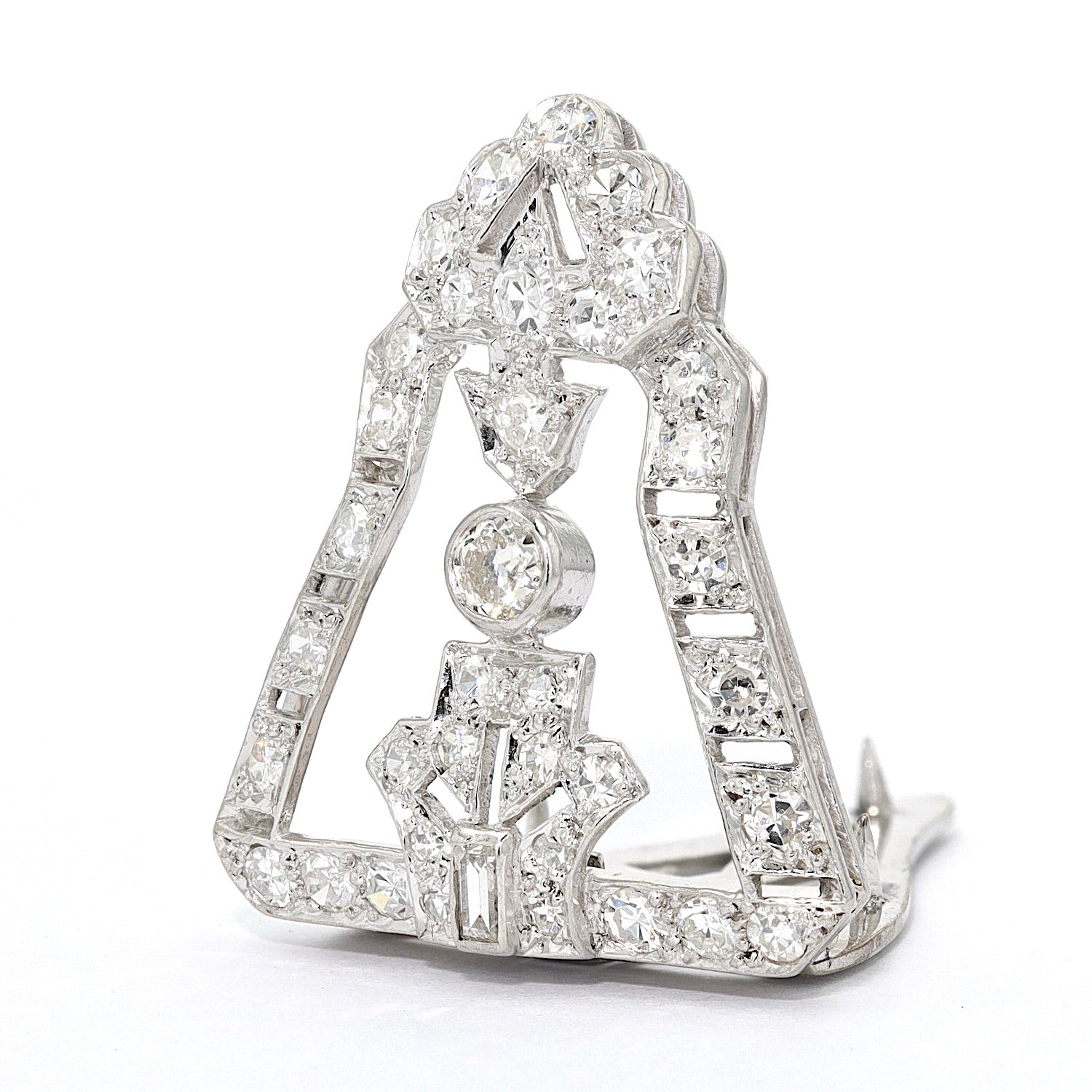 Art Deco Clip - Brosche in 9 kt Weißgold, platiniert mit Diamanten, stehend inks gedreht