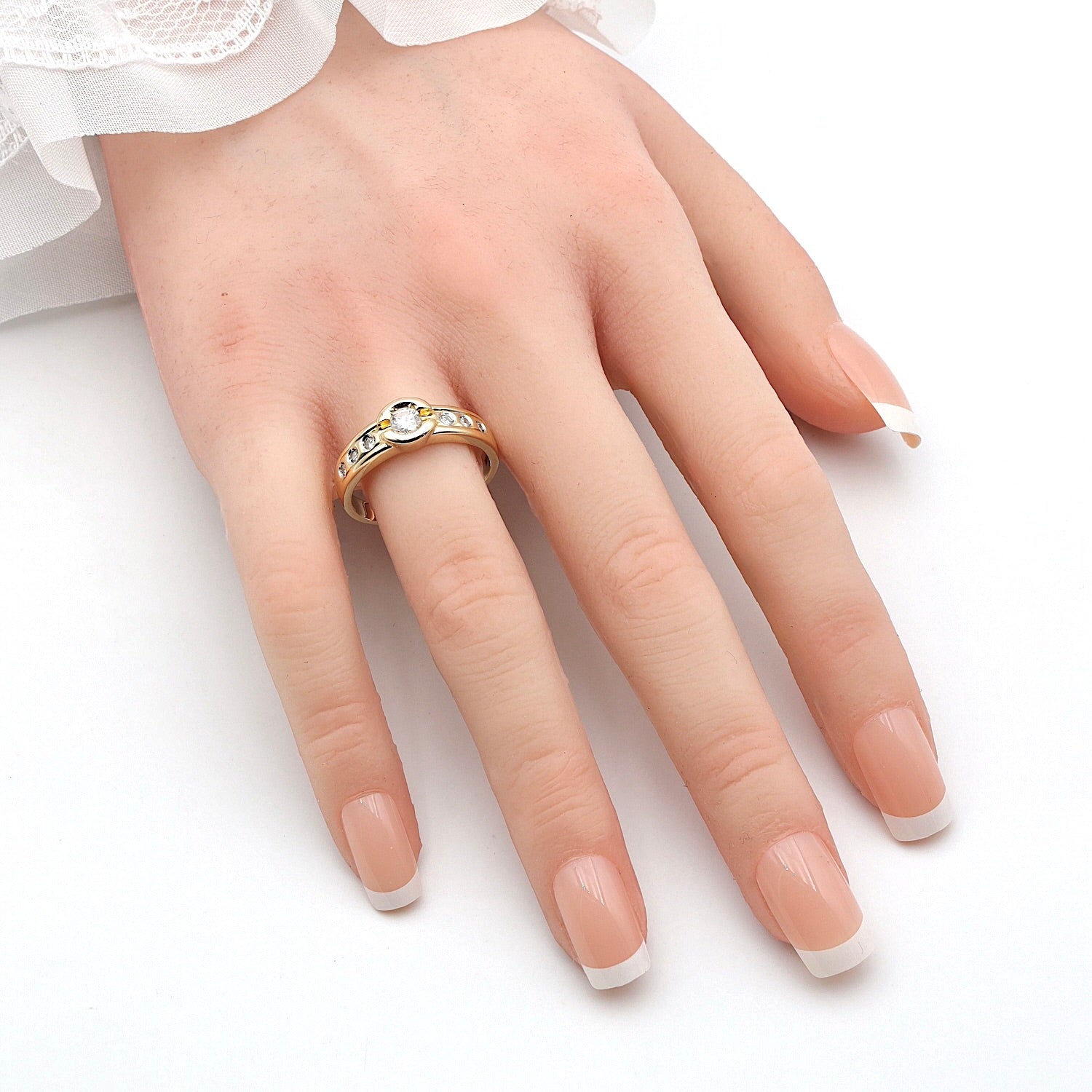 Vintage Ring in 585er Gelbgold mit Brillanten, gesamt ca. 0,30 ct, an der Hand