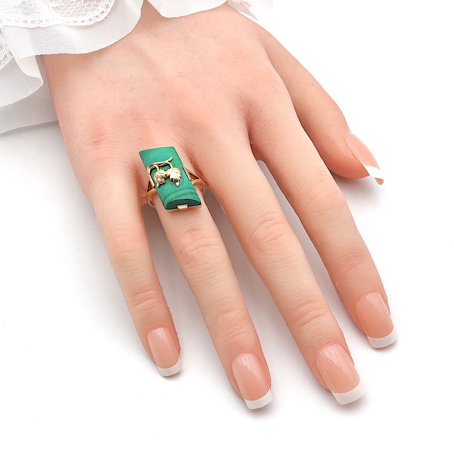 Ring in 585er Gelbgold mit einem Malachit, an der Hand