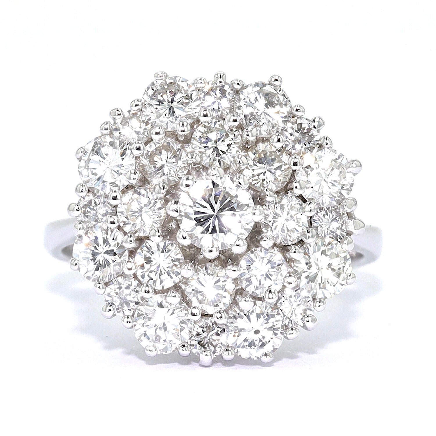 Ring in 750er Weißgold mit insgesamt ca. 2,0 ct Brillanten, liegend frontal