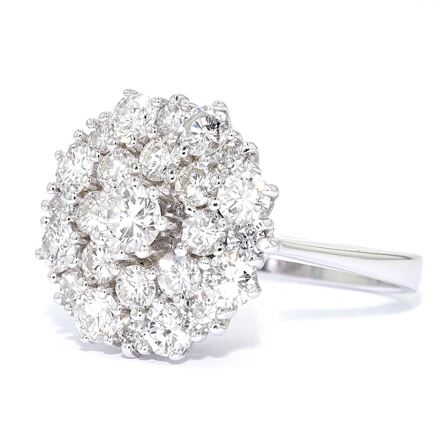 Ring in 750er Weißgold mit insgesamt ca. 2,0 ct Brillanten, liegend links gedreht