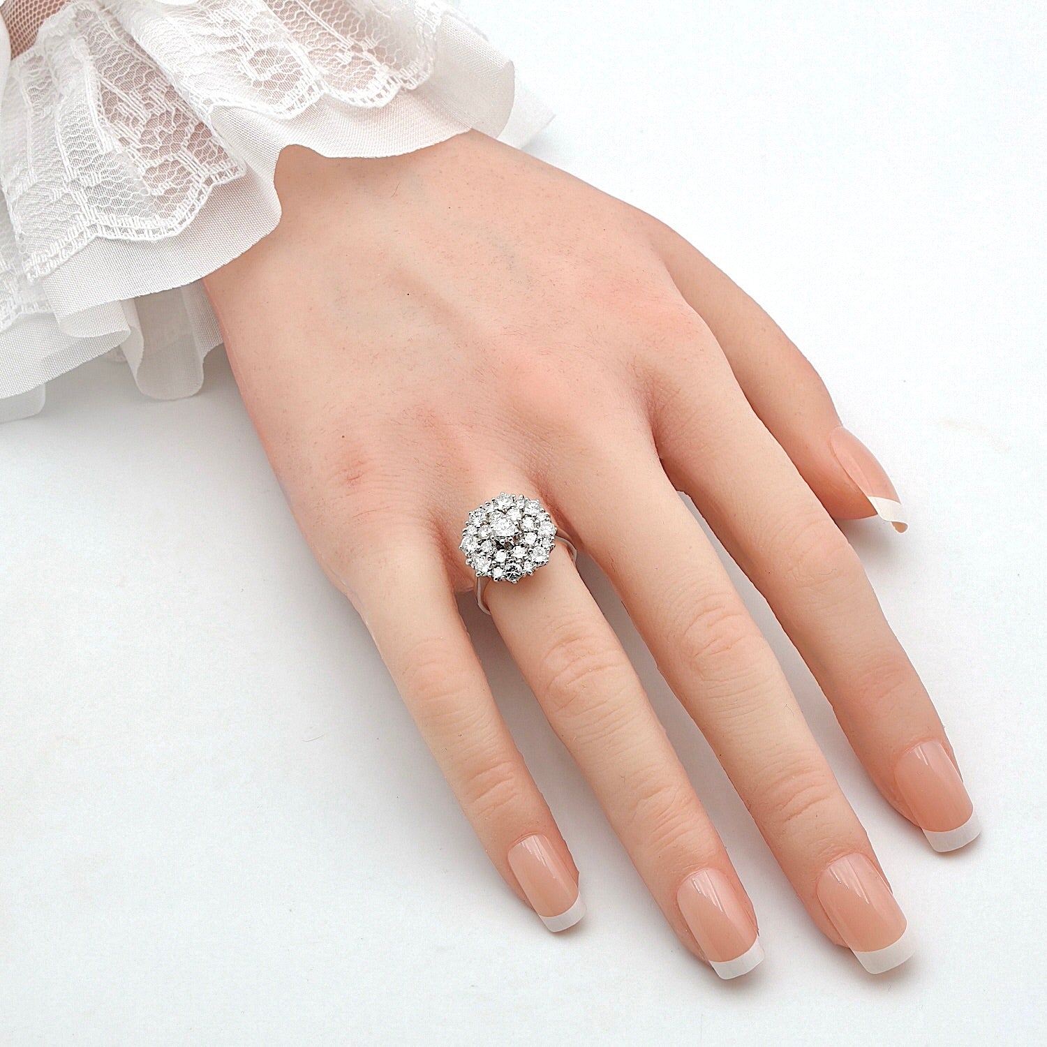 Ring in 750er Weißgold mit insgesamt ca. 2,0 ct Brillanten, an der Hand