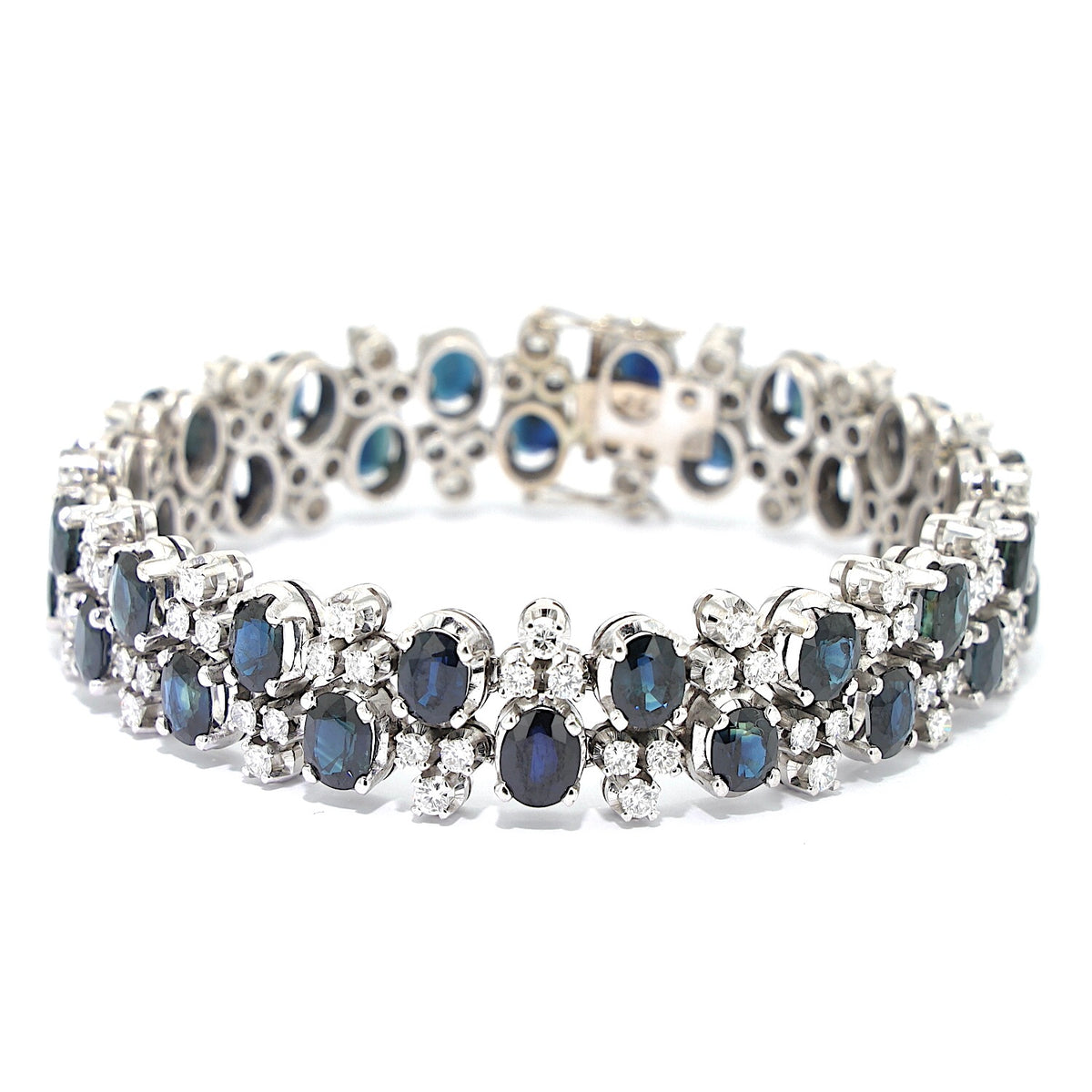 Vintage Armband in 585er Weißgold mit ca. 4,5 ct Brillanten und ca. 26,4 ct Saphiren, liegend geschlossen frontal